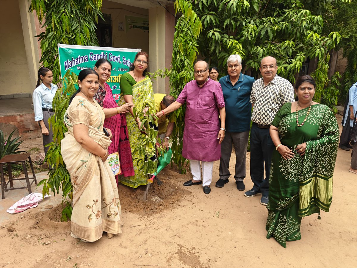 KalicharanSaraf's tweet photo. 🌱 पर्यावरण संरक्षण की दिशा में एक सार्थक पहल

आज मालवीय नगर सेक्टर-1 स्थित महात्मा गांधी राजकीय विद्यालय में आयोजित पौधारोपण कार्यक्रम में सहभागिता कर पौधारोपण किया।

प्रकृति का संरक्षण हम सभी की सामूहिक जिम्मेदारी है। अधिक से अधिक पौधे लगाकर एवं उनका संरक्षण कर हम आने वाली पीढ़ियों को स्वच्छ, हरित और स्वस्थ वातावरण प्रदान कर सकते हैं।

इस अवसर पर विद्यालय की प्राचार्य श्रीमती बीना शर्मा, उप-प्राचार्य श्रीमती अलका जैन, श्रीमती प्रभा शर्मा एवं अन्य गणमान्य नागरिक उपस्थित रहे।

आइए, एक पौधा अवश्य लगाएँ और उसके संरक्षण का भी संकल्प लें। 🌿

#PlantationDrive #HaritRajasthan #Environment #MalviyaNagar #Jaipur