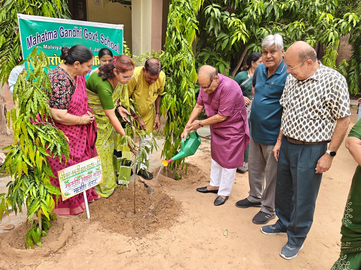 KalicharanSaraf's tweet photo. 🌱 पर्यावरण संरक्षण की दिशा में एक सार्थक पहल

आज मालवीय नगर सेक्टर-1 स्थित महात्मा गांधी राजकीय विद्यालय में आयोजित पौधारोपण कार्यक्रम में सहभागिता कर पौधारोपण किया।

प्रकृति का संरक्षण हम सभी की सामूहिक जिम्मेदारी है। अधिक से अधिक पौधे लगाकर एवं उनका संरक्षण कर हम आने वाली पीढ़ियों को स्वच्छ, हरित और स्वस्थ वातावरण प्रदान कर सकते हैं।

इस अवसर पर विद्यालय की प्राचार्य श्रीमती बीना शर्मा, उप-प्राचार्य श्रीमती अलका जैन, श्रीमती प्रभा शर्मा एवं अन्य गणमान्य नागरिक उपस्थित रहे।

आइए, एक पौधा अवश्य लगाएँ और उसके संरक्षण का भी संकल्प लें। 🌿

#PlantationDrive #HaritRajasthan #Environment #MalviyaNagar #Jaipur