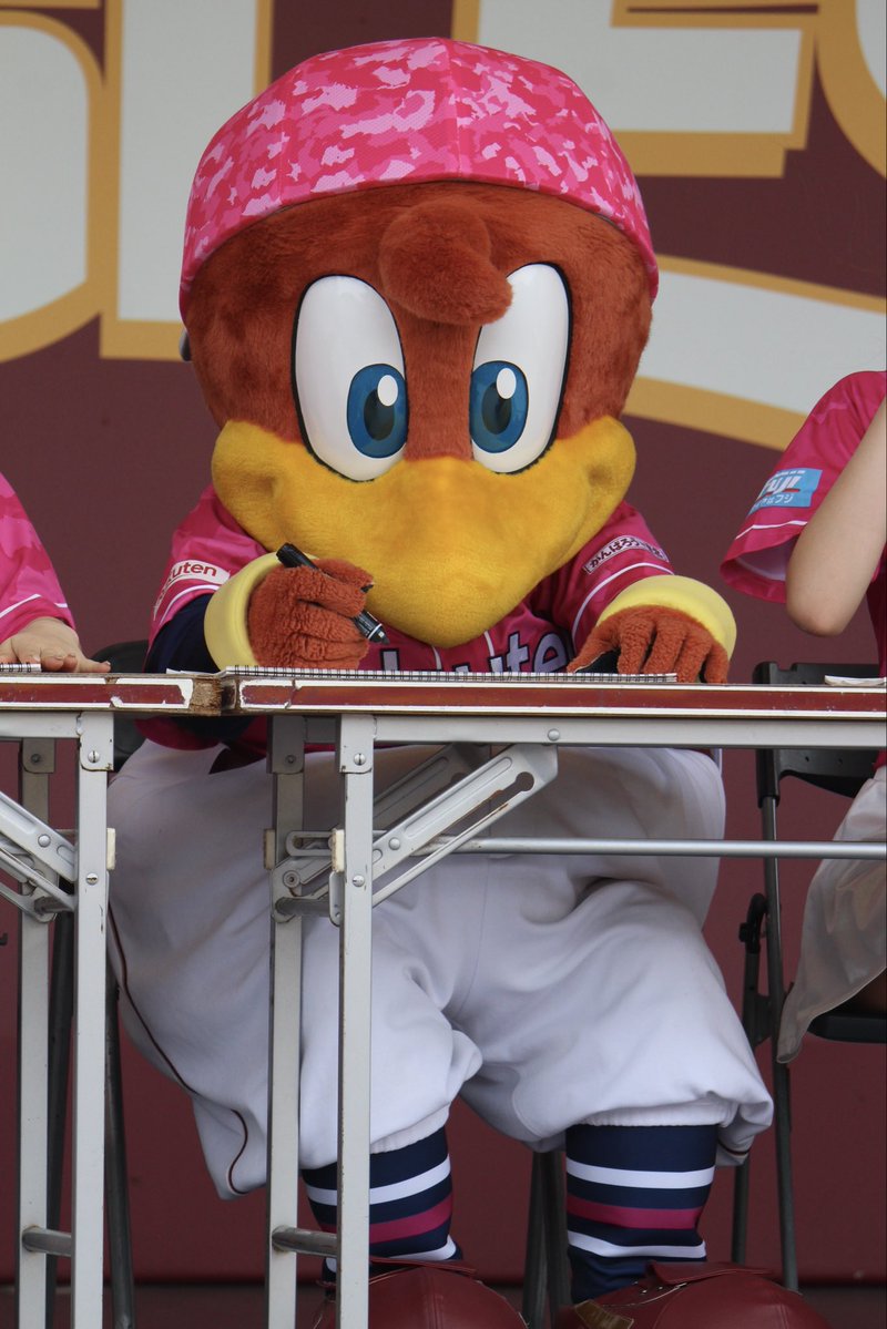 lsize_ryu960's tweet photo. マスコット達。
 #RakutenEagles 
 #クラッチ #クラッチーナ https://t.co/7ltWOQkKtx