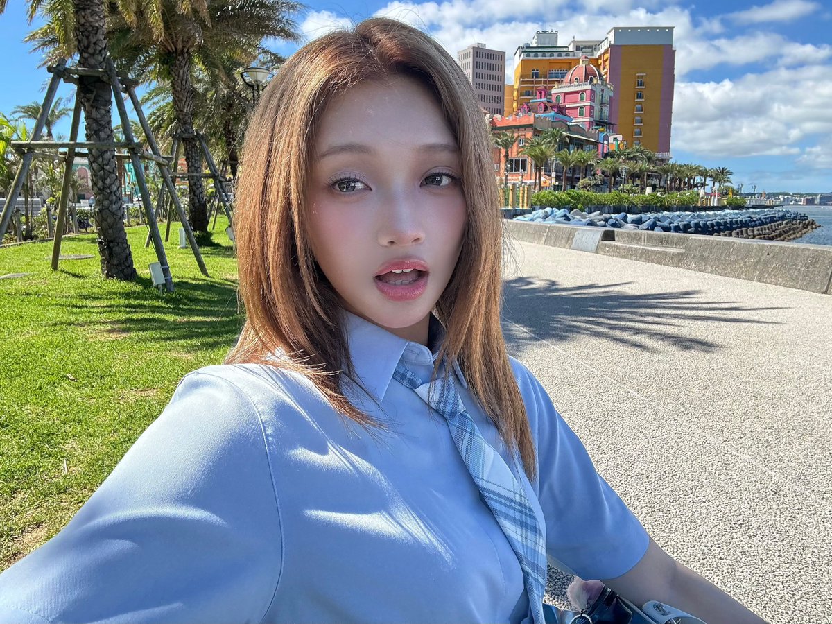 gehkoto's tweet photo. 260720 Gehlee Weverse DM 👸

: hi hi hi !!
: how's monday been ? <3 
: It rained a lot today... 
: Selfies taken during the shoot! <3 
: I have a lot to post!

#GEHLEE #젤리당카 #UNIS #유니스 https://t.co/RkzxdaXC8C
