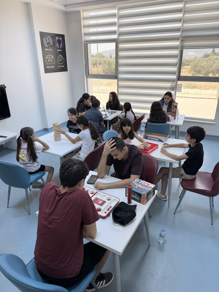 GSB_KoskGM's tweet photo. GSB Gençlik Yaz Kulübü’nde eğlence ve öğrenme hız kesmeden devam ediyor 😍

Çocuklarımızla birlikte akıl ve zekâ oyunları odamızda birbirinden eğlenceli oyunlar oynayarak beyin jimnastiği yaptık. Strateji geliştirdik, öğrendik ve en önemlisi birlikte çok keyifli vakit geçirdik 🧩 https://t.co/uLQbU2PApm