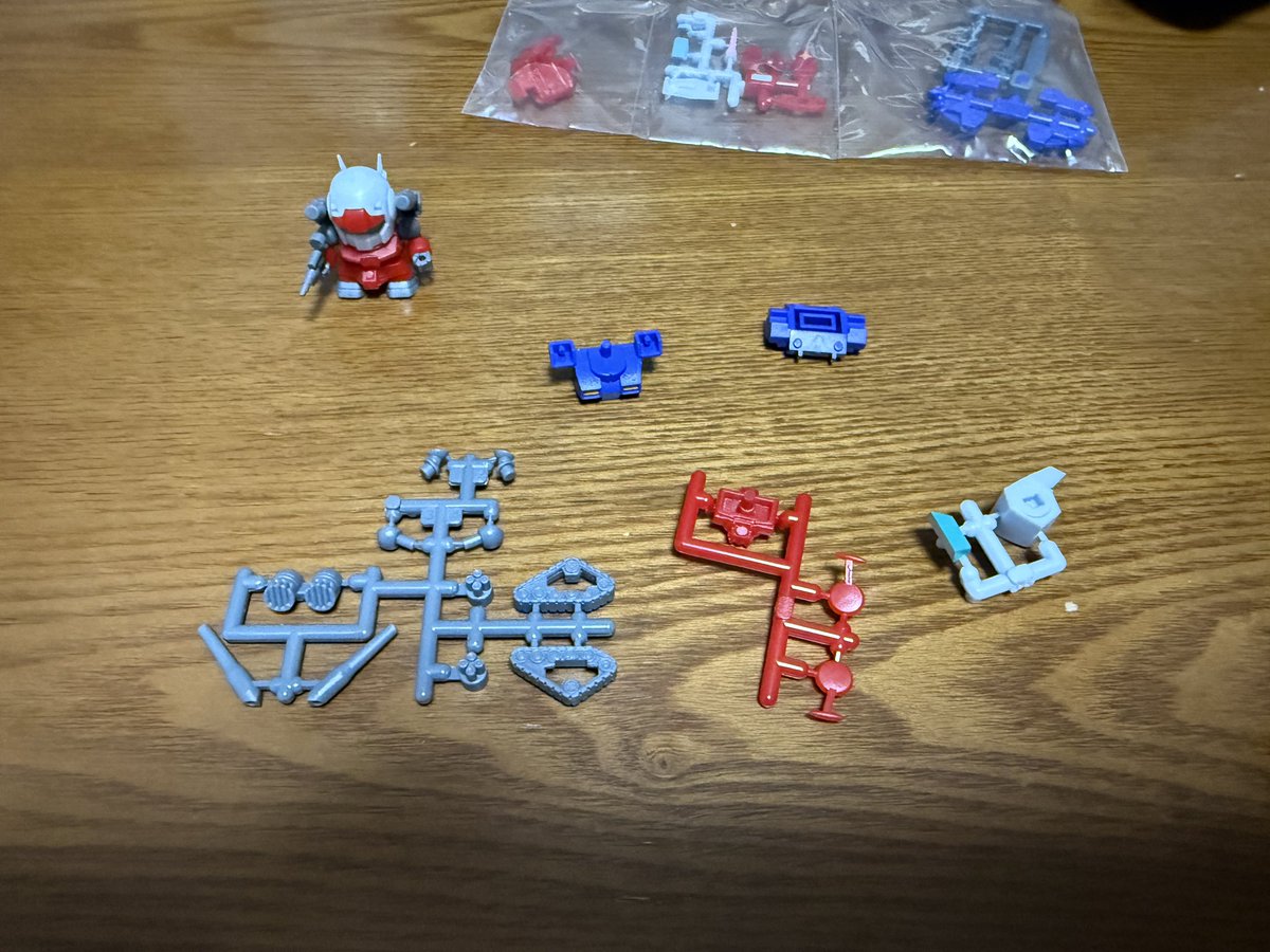 tsuyope_apy's tweet photo. 話題になってるガンダムのビスケットが売っていたので買ってきました。
とりあえず、3個。
ガンキャノンとガンタンクとコアファイター&amp;武器セットでした。
V作戦発動できません😅
タンクはキャノピーのリタッチが必要ですね😢
#ガンダムV作戦ビスケット https://t.co/NnNpgS0dJN
