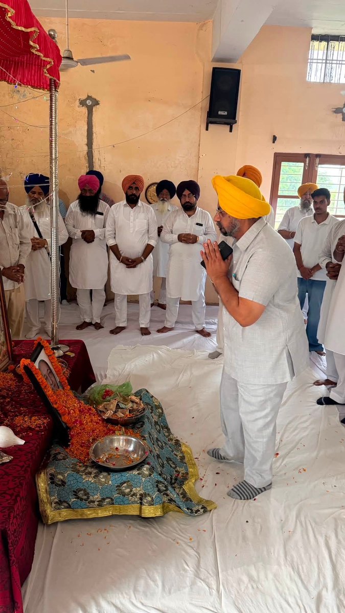 kuljitnagra1's tweet photo. हमारे वरिष्ठ कांग्रेसी नेता श्री कृष्ण लाल जी की धर्मपत्नी, स्वर्गीय श्रीमती प्रेम लता जी के आकस्मिक निधन का समाचार अत्यंत दुखद है।

शिव मंदिर, गांव चनार्थल कलां में आयोजित श्री गरुड़ पुराण पाठ के भोग अवसर पर पहुंचकर उनकी पवित्र आत्मा की शांति के लिए प्रार्थना की और इस कठिन समय में शोकाकुल परिवार के साथ अपना दुःख साझा किया।

ईश्वर से प्रार्थना है कि दिवंगत आत्मा को अपने श्रीचरणों में स्थान दें और परिवार को इस अपार दुःख को सहने की शक्ति प्रदान करें।

ॐ शांति 🙏