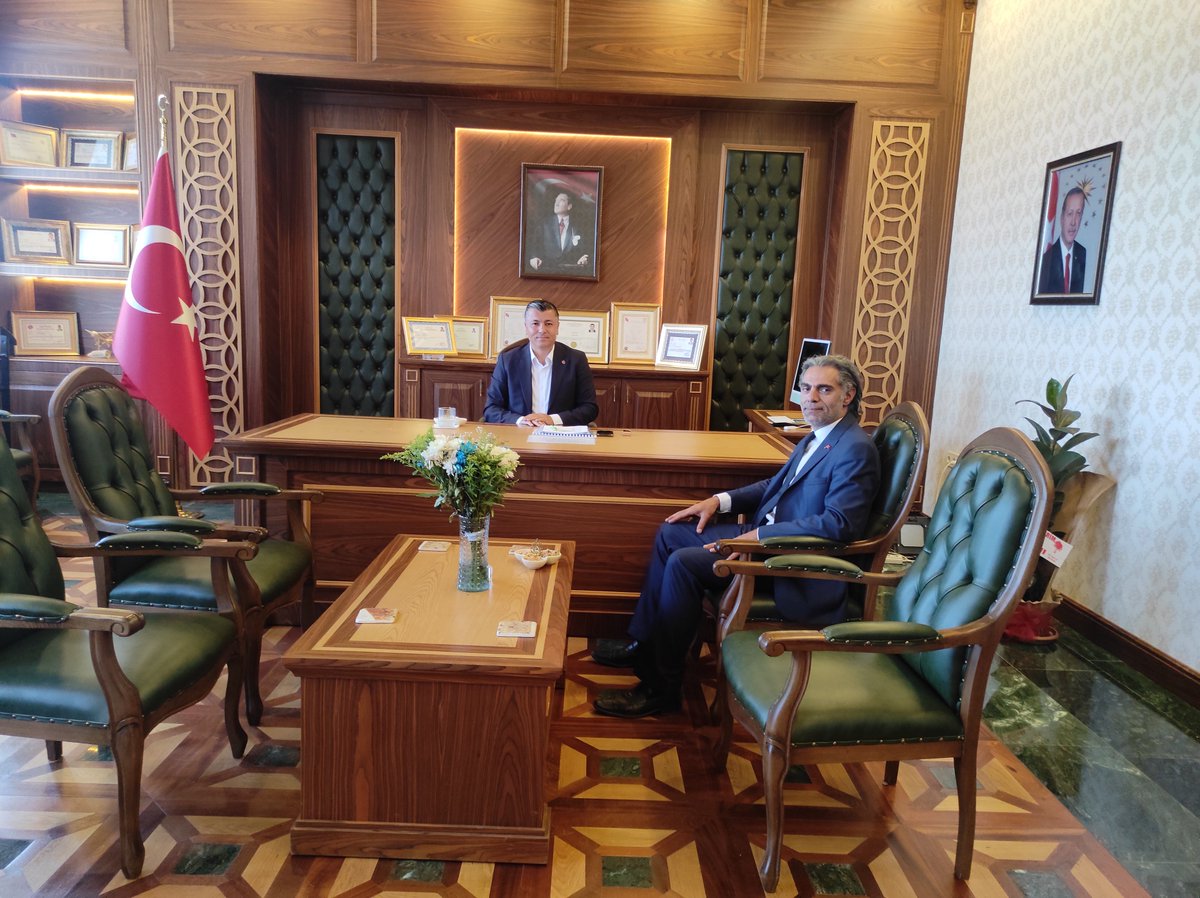 tcgole's tweet photo. 15 Temmuz Demokrasi ve Millî Birlik Günü şehidimiz Haki ARAS'ın kardeşi Emrah ARAS,  ilçemizde  yeni göreve başlayan Kaymakamımız Sayın Cuma EMEÇ 'i makamında ziyaret ederek hayırlı olsun dileklerini iletti. https://t.co/C1IixRIdTl