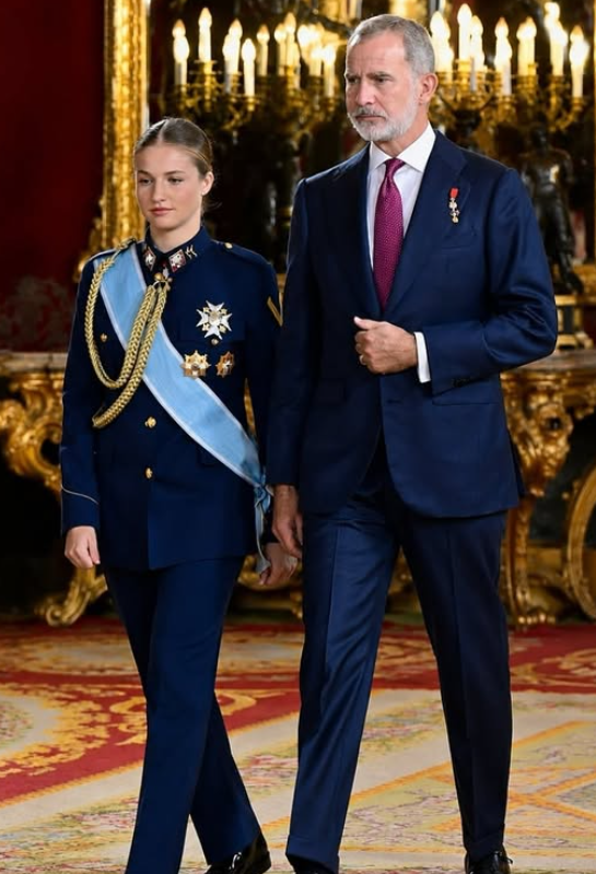 Tehangettawar_'s tweet photo. Just In : Putri Mahkota Spanyol, Princess Leonor, resmi menuntaskan pendidikan militer selama tiga tahun dengan menjalani pelatihan di tiga matra sekaligus: Angkatan Darat, Angkatan Laut, serta Angkatan Udara dan Antariksa.

Kelulusannya dipimpin langsung oleh Raja Felipe VI, sekaligus menganugerahkan Leonor penghargaan militer tertinggi di bidang aeronautika atas prestasinya selama pendidikan.

Tak hanya itu, Leonor juga mencetak sejarah sebagai anggota pertama Keluarga Kerajaan Spanyol yang meraih kualifikasi resmi sebagai penerjun payung militer. Pencapaian ini menjadi bukti kesiapannya untuk mengemban peran sebagai calon Ratu Spanyol sekaligus Panglima Tertinggi Angkatan Bersenjata di masa depan.