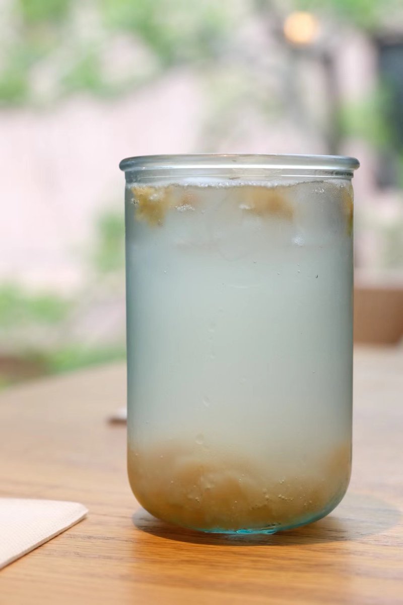 GPf2bexrF6wM7aa's tweet photo. [Quick morning pick-me-up: iced matcha latte with a dash of oat milk! No fancy tools needed—just shake u0026 go.  #HomeBarista] https://t.co/50N8kkKN9q