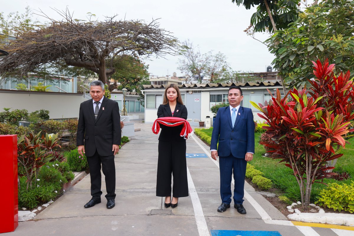 MinjusDH_Peru's tweet photo. #NotaInformativa 📄 | 🇵🇪 En el marco de los #LunesCívicos, hoy realizamos el izamiento del Pabellón Nacional, ceremonia que estuvo a cargo del Gabinete de asesores del MINJUSDH, encabezado por su jefe encargado, Orestes Roca Mendoza. https://t.co/NDOoLwqAAF
