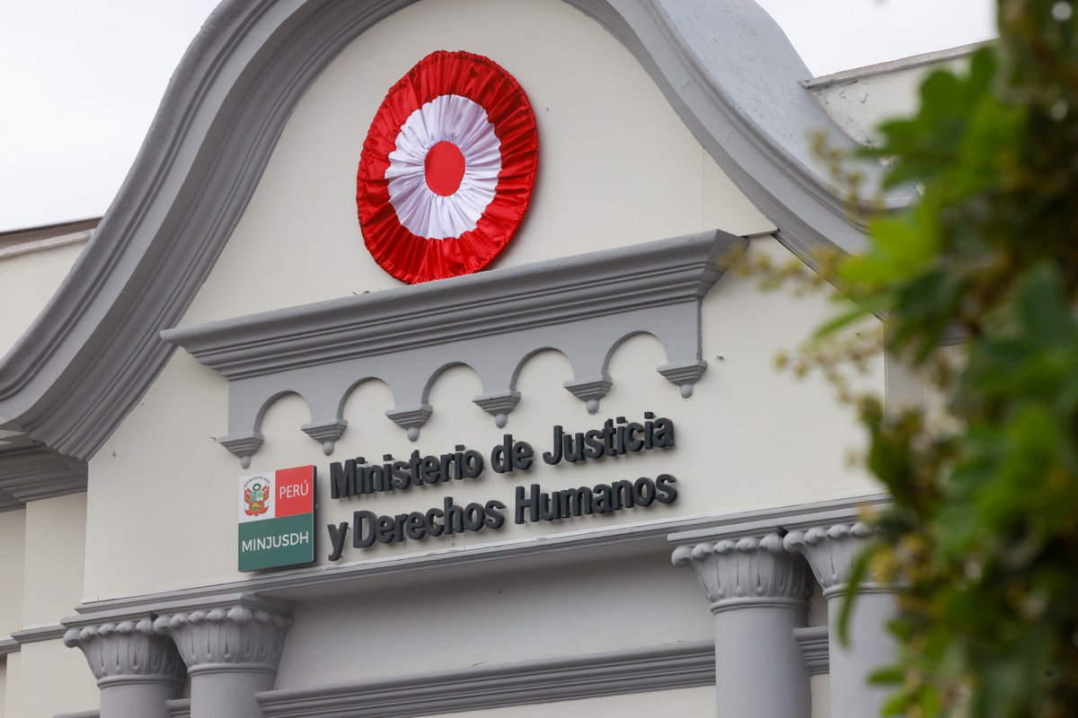 MinjusDH_Peru's tweet photo. #NotaInformativa 📄 | 🇵🇪 En el marco de los #LunesCívicos, hoy realizamos el izamiento del Pabellón Nacional, ceremonia que estuvo a cargo del Gabinete de asesores del MINJUSDH, encabezado por su jefe encargado, Orestes Roca Mendoza. https://t.co/NDOoLwqAAF