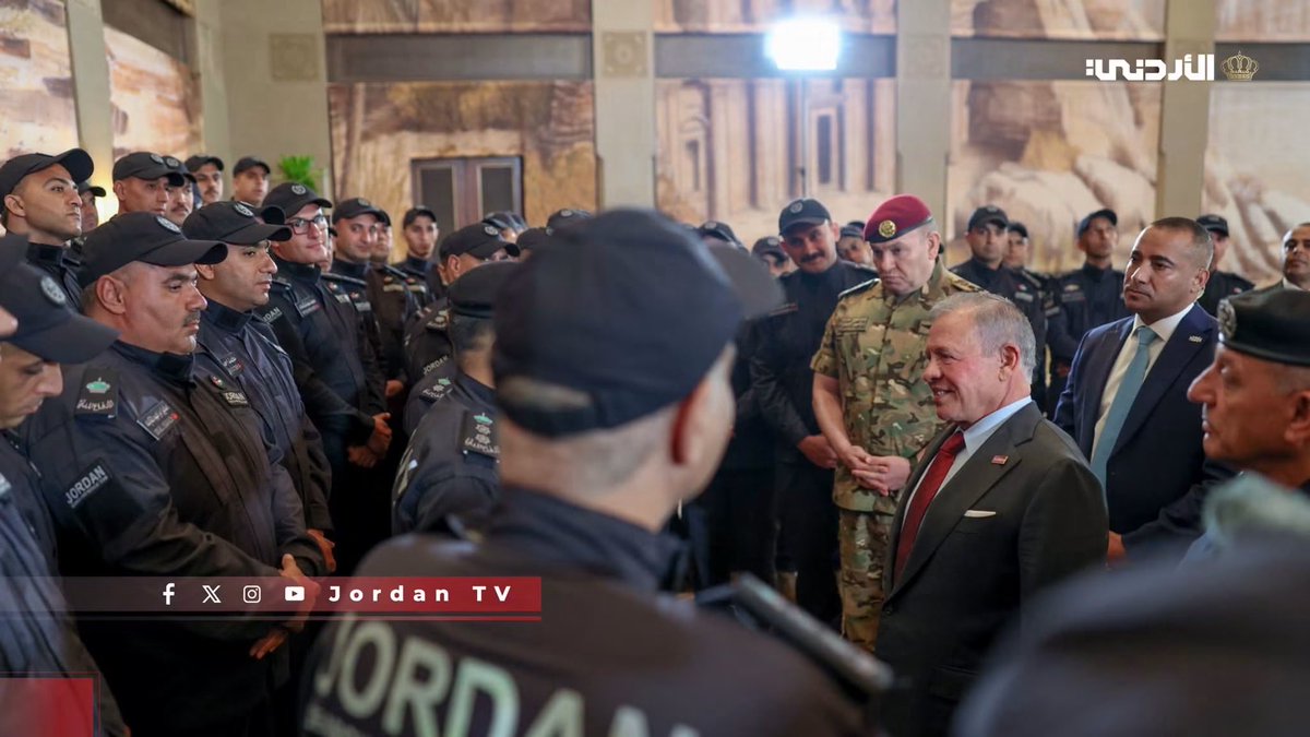 OmrKada7's tweet photo. المؤسسة الأمنية وأشاوسها، 
لا يبحثون لا عن استقبالات ولا ترندات ولا اعلام يطبل، يعملون وينجزون بصمت ، والتكريم يأتي من راس القوم وعقيدها ، الجندي الاول بهذه المؤسسة.

الملك يلتقي فريق البحث والإنقاذ الأردني الدولي ، والذي أنهى مهمة إنسانية في فنزويلا للتعامل مع تبعات زلزال مزدوج. https://t.co/JCmP9n31G0