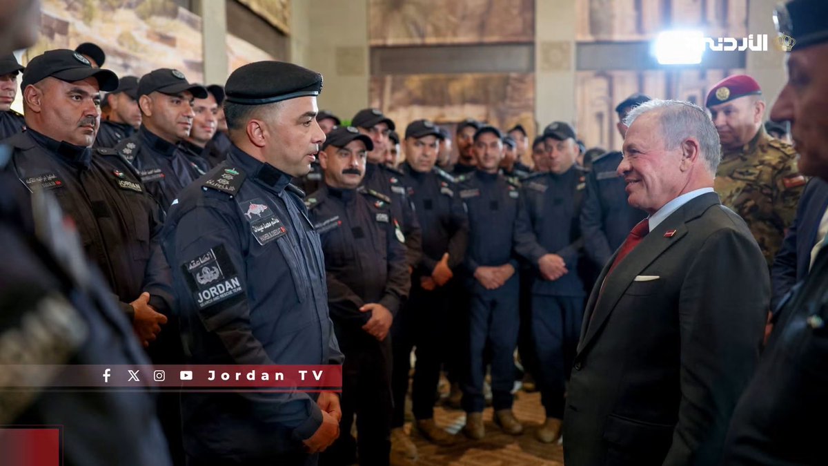 OmrKada7's tweet photo. المؤسسة الأمنية وأشاوسها، 
لا يبحثون لا عن استقبالات ولا ترندات ولا اعلام يطبل، يعملون وينجزون بصمت ، والتكريم يأتي من راس القوم وعقيدها ، الجندي الاول بهذه المؤسسة.

الملك يلتقي فريق البحث والإنقاذ الأردني الدولي ، والذي أنهى مهمة إنسانية في فنزويلا للتعامل مع تبعات زلزال مزدوج. https://t.co/JCmP9n31G0