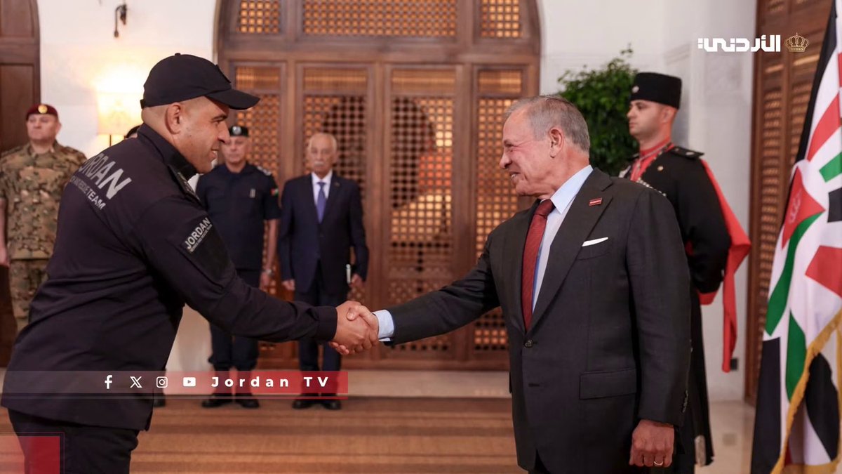 OmrKada7's tweet photo. المؤسسة الأمنية وأشاوسها، 
لا يبحثون لا عن استقبالات ولا ترندات ولا اعلام يطبل، يعملون وينجزون بصمت ، والتكريم يأتي من راس القوم وعقيدها ، الجندي الاول بهذه المؤسسة.

الملك يلتقي فريق البحث والإنقاذ الأردني الدولي ، والذي أنهى مهمة إنسانية في فنزويلا للتعامل مع تبعات زلزال مزدوج. https://t.co/JCmP9n31G0