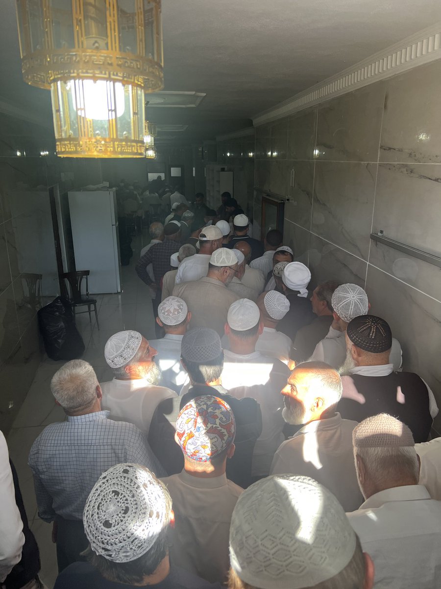arslanhasan33's tweet photo. Yemek ikram etmeyi çok seviyor. 
Babası da çok severdi. 

(Üzeyir Aleyhisselam'ın kabri şerifi) https://t.co/QGyoKhNFEM