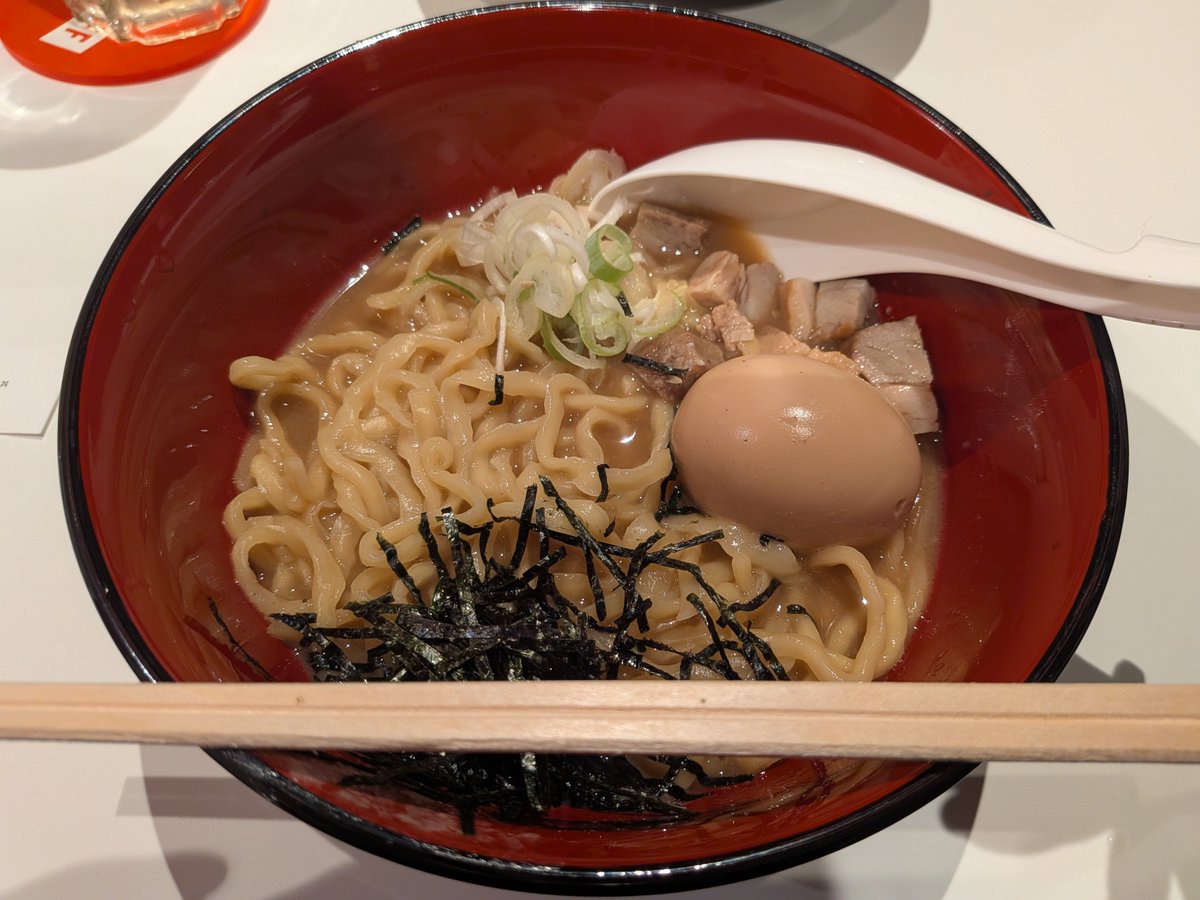 shi0pom's tweet photo. 今日はこれ！！！！！
テディさんのラーメン食べてきた！🍜

ドラマーで元マネージャー兼社長のラーメンバーってなに？？？←

ちなみにラーメンはめっちゃ美味しくて、単品ごはん追加して魚粉追加しておじやにしたかったです🫶(井の庄好き民なのですぐ魚粉入れたがる) https://t.co/jaMtBLWrKf