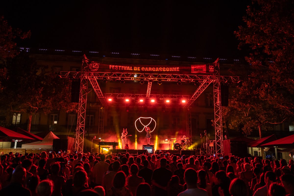 FestiCarca's tweet photo. 🎶 Samedi la clôture de la scène Carnot 2026 s'est accompagnée de douceur sensible d'une des valeurs montantes de la chanson française : #Linh , authentique, originale et sincère est venue à la rencontre de son public.
#FestiCarca
📷©J.Roche @CarcaInfos https://t.co/b4cFS64vT5