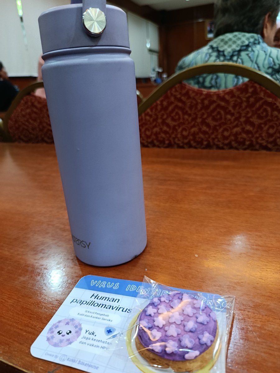 piyopikavet's tweet photo. Suvenir sidang promosi doktor malah cookies bentuk virus HPV 😁 https://t.co/unsnAd7vpc