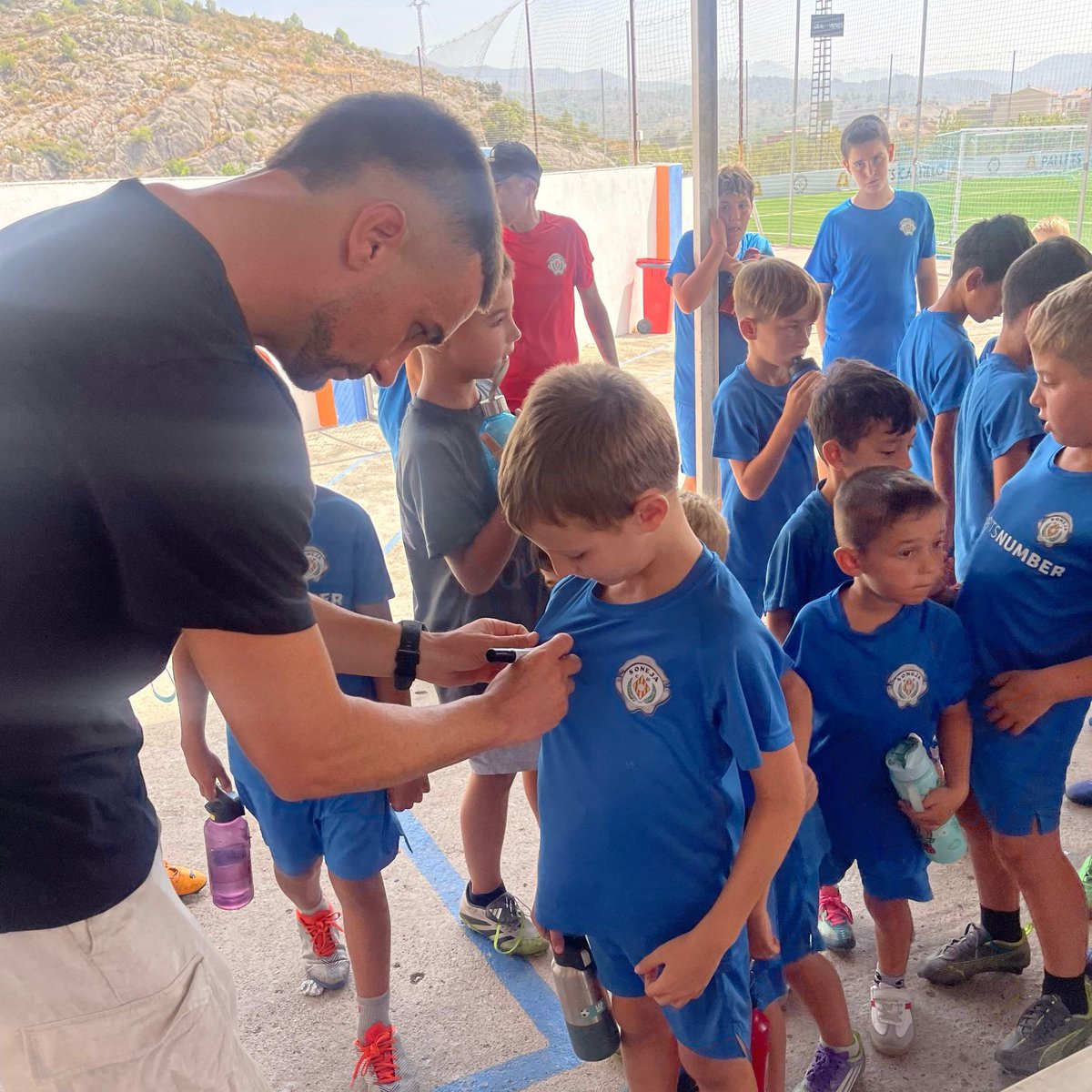 CDSONEJA's tweet photo. ¡Visita muy especial en el Campus! ⚽

🔙El pasado viernes contamos con la visita de Carlos Moros, futbolista profesional formado en la cantera del Valencia CF.

🗣️Durante su visita compartió con nuestros niños y niñas experiencias, consejos y los valores que le han acompañado. https://t.co/bpIaXAIK4R