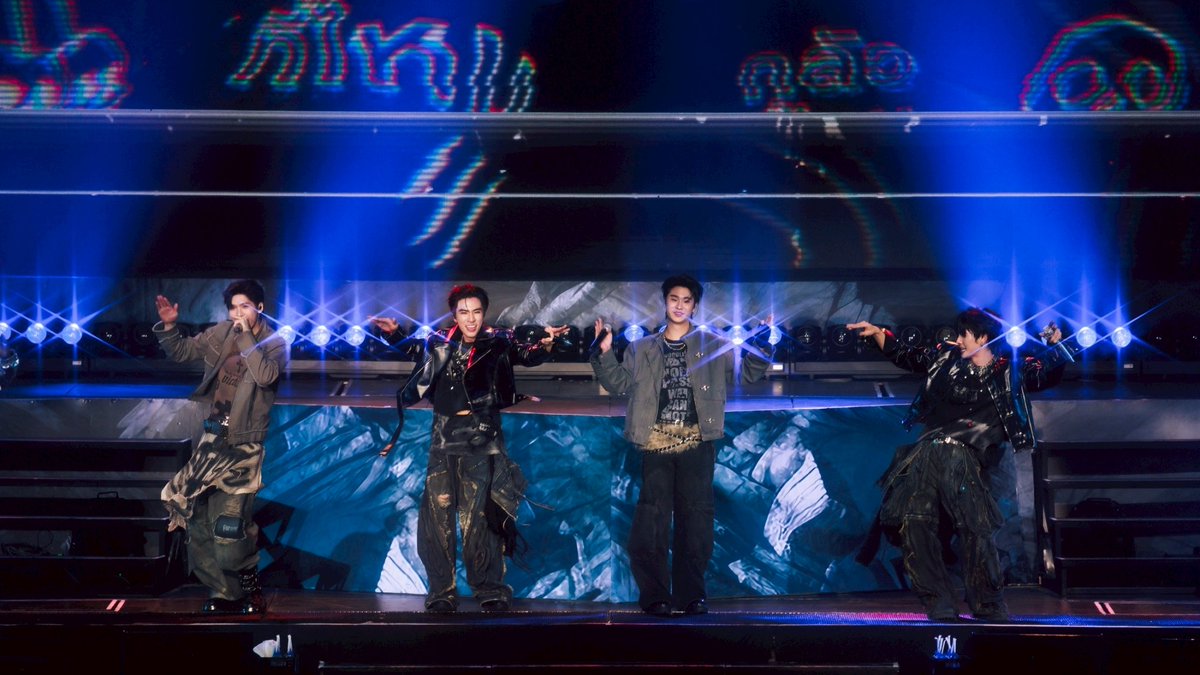 Hello_asian's tweet photo. และถึงคิวของ “แซนต้า” กับแขกรับเชิญคนพิเศษกับซุปเปอร์สตาร์ขวัญใจแฟนๆ “ไมค์ พิ
รัชต์” กับ 2 เพลงฮิต “ยิ่งรักยิ่งเจ็บ” และ “ที่ปรึกษา” ในวันเสาร์ ส่วนวันอาทิตย์กับร็อคเกอร์ไอคอนิคแห่งยุค “ไมยราพ Maiyarap” ในเพลง “เก็บไว้ในใจไม่พอ, ปากดี, แฟนใหม่หน้าคุ้น” และ “Rain Zone” ก่อนจะถึงเวลาสาดความบันเทิงให้กับเมืองที่ไร้เสียงในพาร์ท “The Silent Cities” งานนี้ “เพิร์ธ” ตอกย้ำความเป็นหนุ่มร็อคพราวเสน่ห์ ที่มาพร้อมกับเพลงร็อค 2 ยุค 2 อารมณ์  “นางแมว” และ “CRY (ร้ายร้าย)” ในขณะที่ “แซนต้า” ที่ขนความสามารถรอบด้านโชว์การแสดงโขนสุดประทับใจ ในเพลง “I’m sorry สีดา” และ “ความรัก” จากนั้นทั้งคู่มาเติมสีสันไปกับ  Medley  หลากอารมณ์  6 เพลงรวด “เจ้าช่อมาลี, ลน, แฟนจ๋า, โอ๊ะ โอ้ย, หมวยนี่ค่ะ และ “มะลึกกึกกึ๋ย” พร้อมลูกชายตัวแสบ “DOMIIA” (โดเมียร์) ที่ขึ้นมาสร้างความสุขให้กับเหล่าอุนย่าอุนยาย  จากนั้นเปลี่ยนโหมดเป็นหนุ่มฮิปฮอปในเพลง “Okey Donkey” และปิดท้ายพาร์ทนี้ไปพร้อมกับเพลง “วัดใจ” ที่สุดมันส์และยิ่งใหญ่  ด้วยการติดปีกเดวิลพุ่งทะยานไปหาแฟนๆ อย่างใกล้ชิด 
ส่งท้ายแต่ไม่ท้ายสุดไปกับ พาร์ท “The Last Kiss”  กับการเดินทางของ “เพิร์ธ-แซนต้า” 
ผ่าน 3 ตัวละคร กับ 3 บทเพลง “คนไม่เอาถ่าน, พูดไม่ค่อยเก่ง” และ “อยากให้เธอได้ยินเสียงหัวใจ” งานนี้ “เพิร์ธ” และ “แซนต้า” ไม่ลืมที่จะขอบคุณกันและกัน ที่เข้ามาเติมเต็มความสุขและจับมือลุยไปด้วยกันในทุกๆ เรื่อง พร้อมเผยความรู้สึก “ขอบคุณแฟนๆ ที่คอยซัพพอร์ต และส่งความรักมาให้พวกผม ถ้าไม่มีทุกคนก็คงไม่มี “เพิร์ธ-แซนต้า” ในวันนี้ รวมถึง “GMMTV” ผู้ใหญ่ใจดีทุกท่านที่เชื่อมั่นและให้โอกาสรวมทั้งเป็นพื้นที่ปลอดภัยให้กับพวกผม 2 คนเสมอครับ” และขอบคุณทุกคนอีกครั้งผ่านเพลงที่เต็มไปด้วยความหมาย “แค่เธอเท่านั้น” ก่อนจะปิดฉาก “PERTH SANTA DEVIL'S KISS CONCERT” ไปพร้อมกับความสนุกที่คาดไม่ถึงกับพาร์ท “Celebrate Devil’s Party” ที่เปลี่ยนพารากอนฮอลล์ให้กลายเป็นปาร์ตี้สุดมันส์ไปกับเพลย์ลิสต์พิเศษที่คัดสรรมาเพื่อเหล่าเดวิลของ “เพิร์ธ-แซนต้า” ทั้ง “ยักไหล่, สวรรค์ชั้น 7, ประมาณนี้, ฝากเลี้ยง” และ “อย่างน้อย” ส่งแฟนๆ กลับบ้านไปพร้อมกับความประทับใจและความสนุกจนลืมไม่ลง แถมด้วยเซอร์ไพร์สแบบสุดๆ กับการเปิด Pilot ซีรีส์ “Heartbound สุดทางหัวใจ” ในรอบวันอาทิตย์ที่ทำแฟนๆ กรี๊ดสลบเลยทีเดียว
สามารถรับชมการแสดงย้อนหลังงาน “PERTH SANTA DEVIL'S KISS CONCERT” ได้ ตั้งแต่วันที่ 1 สิงหาคม 2569 เวลา 10:00 น. (GMT+7) – 7 สิงหาคม 2569 เวลา 23:59 น. (GMT+7) สามารถรับชมการแสดงย้อนหลังได้ 330 นาที ต่อ 1 รหัสการรับชม และติดตามรายละเอียดเพิ่มเติมได้ที่ Facebook / Instagram / X  / TikTok / YouTube / Weibo: GMMTV