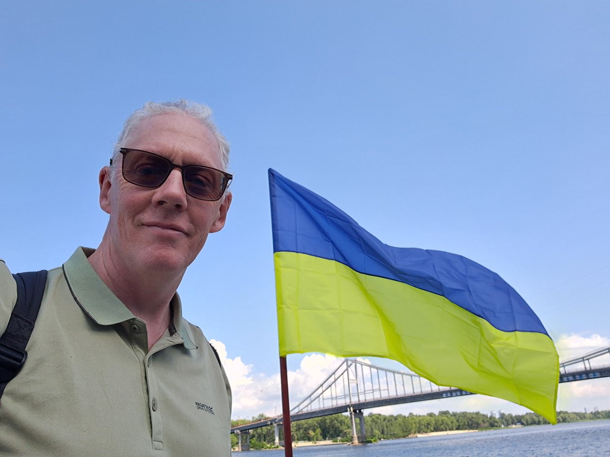 Purcellius's tweet photo. Muscovi residents hear the booms at night. They see the smoke rising.

 They know fuel is rationed, prices are increasing, mobile internet is off, and they must use the Kremlin’s spy app.

Risky choice for them now; do nothing and watch ruzzia collapse, or make changes!

Choose! https://t.co/cETsDUC7qn