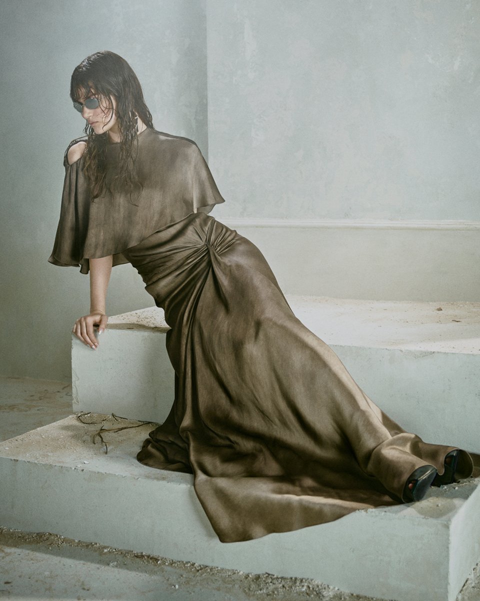 McQueen's tweet photo. McQueen Autumn Winter 2026 Pre-collection – elongated silhouettes, knotted and draped. Corset-inspired lacing and the signature McQueen horn-shaped heel.

Discover more: https://t.co/9oW6QERbyM 

Photographer: Julien Martinez Leclerc 
Art Director: SJ Todd 
Styling: Camille Bidault-Waddington 
Hair: Anthony Turner 
Makeup: Daniel Sallstrom
Nails: Ama Quashie 
Set Designer: Alice Kirkpatrick 
Production: Farago Projects 
Music: Caged Animal by LA Timpa