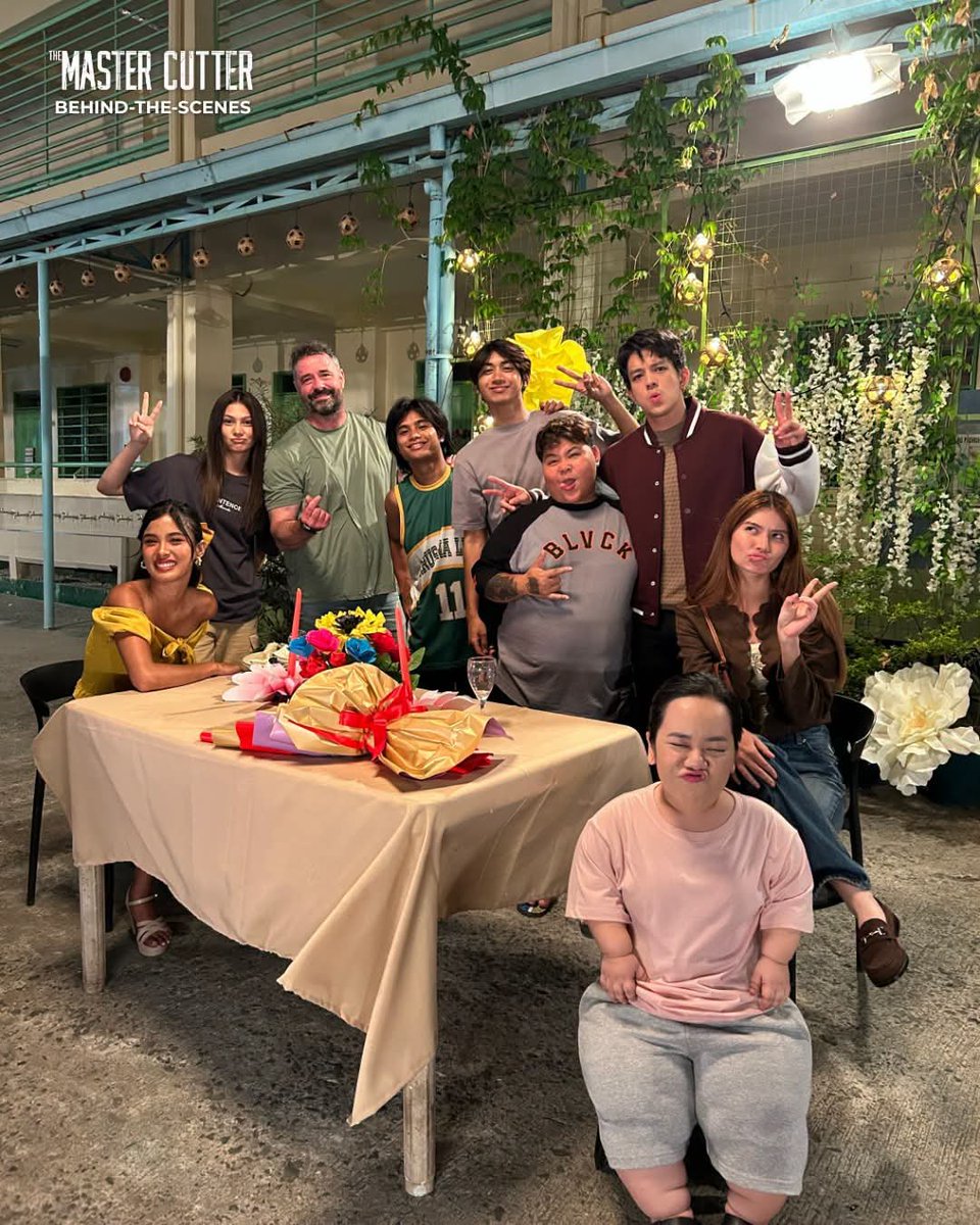 AbesShir21463's tweet photo. Ano kayang ganap may paflowers .Yan ang ating aabangan #ThemasterCutter kaya watch Tayo 8:00pm Monday to Friday !!! https://t.co/rEHa8BJKKS