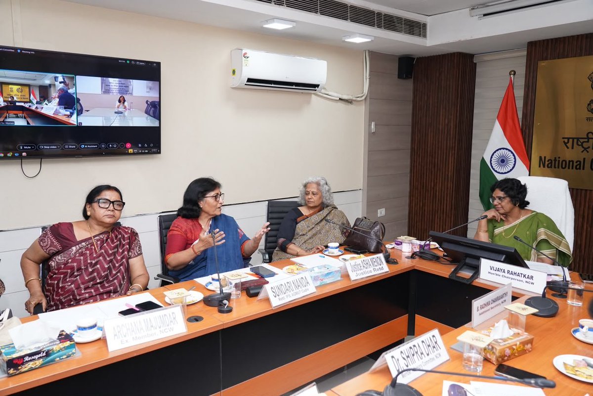 VijayaRahatkar's tweet photo. 📍राष्ट्रीय महिला आयोग मुख्यालय, दिल्ली 
राष्ट्रीय महिला आयोग ने सहायक प्रजनन तकनीक (ART), IVF क्लीनिकों तथा महिलाओं के प्रजनन अधिकारों के संरक्षण से जुड़े मुद्दों का अध्ययन करने के लिए एक विशेषज्ञ समिति का गठन किया है।

आज उस समिति की पहली बैठक हुई। इस बैठक में विशेषज्ञ समिति की अध्यक्ष, दिल्ली उच्च न्यायालय की पूर्व न्यायाधीश माननीय न्यायमूर्ति आशा मेनन सहित समिति के सभी सम्मानित सदस्य उपस्थित रहे।

बैठक में सूचित सहमति (Informed Consent), पारदर्शिता, जैविक अनुरेखण (Biological Traceability), गोपनीयता, शिकायत निवारण तथा जवाबदेही से जुड़े सुरक्षा उपायों को और सुदृढ़ बनाने के साथ-साथ ART क्षेत्र में उभरती चुनौतियों एवं कथित अनियमितताओं पर विस्तृत चर्चा की गई। 

यह समिति महिलाओं के अधिकारों की बेहतर सुरक्षा सुनिश्चित करने के लिए नीतिगत, विधिक एवं प्रक्रियागत सुधारों संबंधी अनुशंसाएँ प्रस्तुत करेगी। साथ ही, ART एवं IVF केंद्रों के लिए मानक संचालन प्रक्रिया (SOP) तथा सर्वोत्तम कार्यप्रणालियों (Best Practices) का भी सुझाव देगी, ताकि नैतिक उपचार पद्धतियों को बढ़ावा मिले, चिकित्सकीय प्रक्रियाओं में एकरूपता आए और पूरे क्षेत्र में अधिक पारदर्शिता सुनिश्चित की जा सके।

राष्ट्रीय महिला आयोग की अपेक्षा बताते हुए मैंने कहा कि प्रजनन स्वास्थ्य सेवाओं का आधार महिलाओं की गरिमा, उनकी स्वतंत्र पसंद, पारदर्शिता और जवाबदेही होना चाहिए। ART सेवाओं का लाभ लेने वाली प्रत्येक महिला को सुरक्षित, नैतिक एवं सम्मानजनक उपचार के साथ-साथ उसके अधिकारों का पूर्ण संरक्षण सुनिश्चित किया जाना चाहिए।

मुझे पूर्ण विश्वास है कि विभिन्न क्षेत्रों के प्रतिष्ठित विशेषज्ञों से युक्त यह समिति गहन अध्ययन एवं व्यापक विचार-विमर्श के आधार पर महिलाओं के हित में समग्र, व्यावहारिक और दूरदर्शी अनुशंसाएँ प्रस्तुत करेगी।
#NCW #NCWIndia #WomenRights #ART #IVF #ReproductiveRights #surrogacy