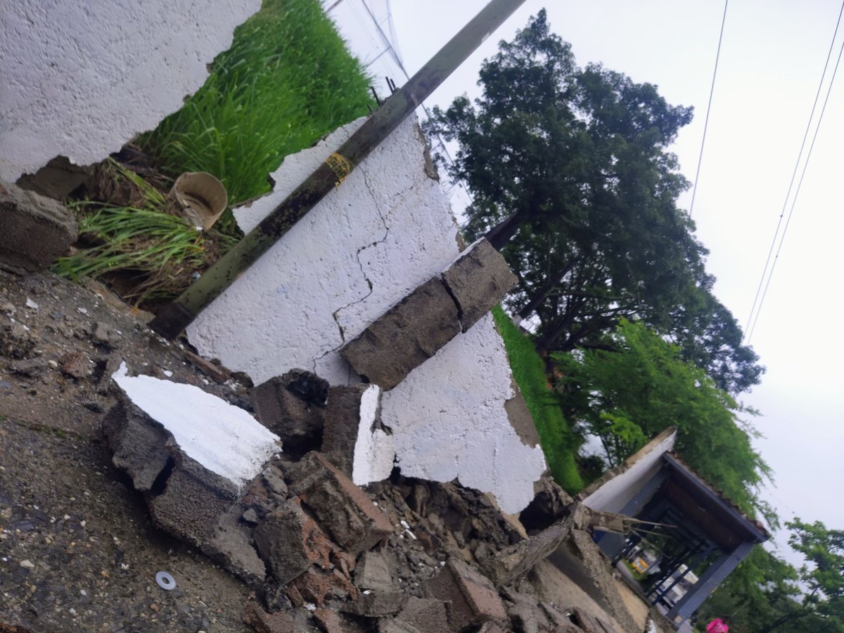 adriles81's tweet photo. en Guatire no para de llover desde anoche 🥺 todo inundado, sin electricidad,  se terminó de caer una pared sentida por el Terremoto 🙏🏻 Dios que mas tenemos que aprender? Esto para el dia de trabajo 😭 que ya de por si esta escaso https://t.co/LVNxraRjtn