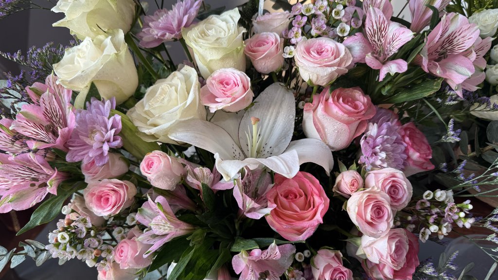 1iiwll's tweet photo. A little collection of July blooms https://t.co/JNgPujBYCr