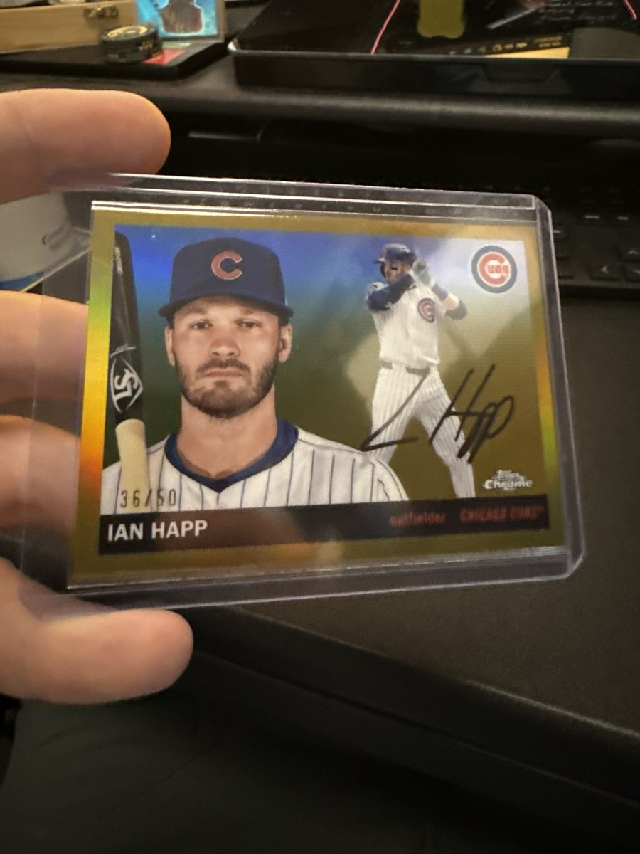 CalvinThomas88's tweet photo. Walked into the office today and my buddy hands this to me and says I just pulled this and don’t collect him. #Godblessfriends #TheHobbyFamily #baseballcards #GoCubsGo #Cubs https://t.co/A9Y7vj3LCT