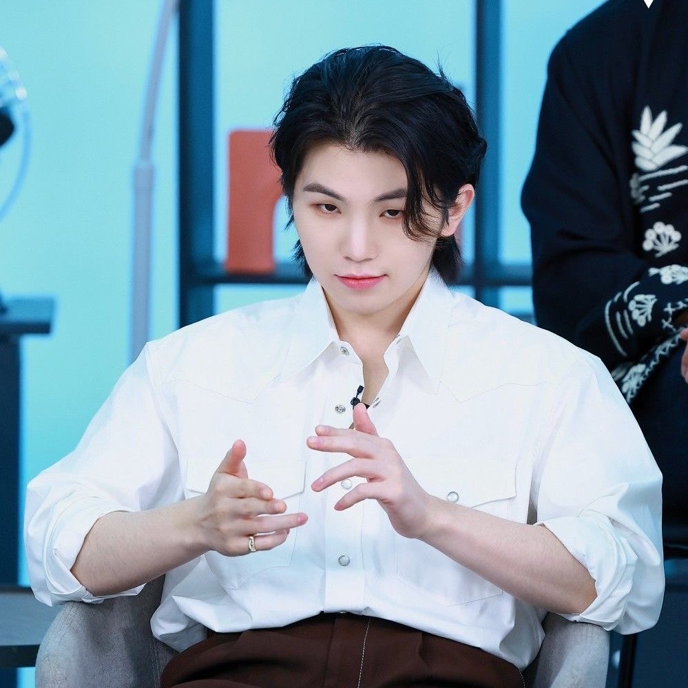 diamondday1122's tweet photo. anyway here’s some masculine woozi bc he’s also hot af https://t.co/IIU3xVOnnI