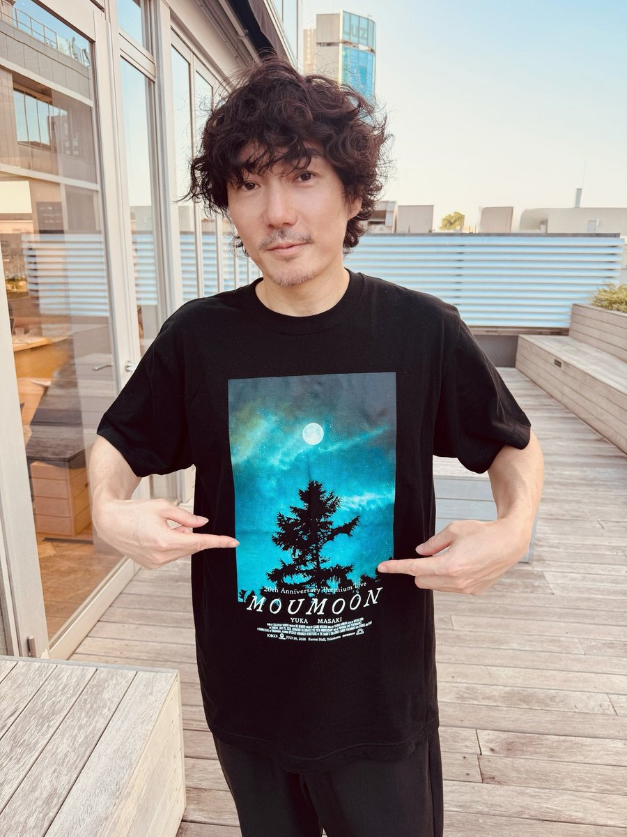 moumoon_staff's tweet photo. ✴︎moumoon 20th Anniversary Live グッズ紹介Part2✴︎

⚪︎Tシャツ "mori"（黒）⚪︎
YUKAがよく過ごす森の中で一番好きな木。ファンのみなさんと歩んできた20年間を、映画のポスターのような一枚に込めました。

⚪︎Tシャツ "umi"（白）⚪︎
YUKAが鎌倉で出会った、満月と海の美しい風景から生まれた一枚。軽やかな気持ちになれます！