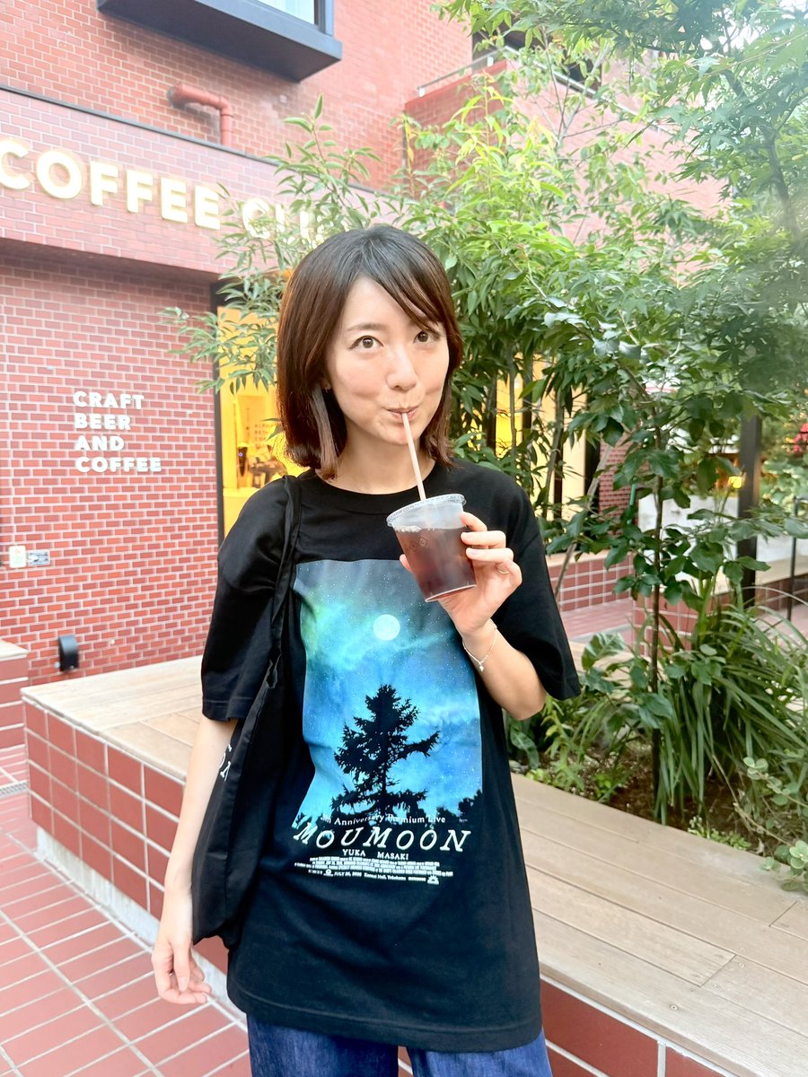 moumoon_staff's tweet photo. ✴︎moumoon 20th Anniversary Live グッズ紹介Part2✴︎

⚪︎Tシャツ "mori"（黒）⚪︎
YUKAがよく過ごす森の中で一番好きな木。ファンのみなさんと歩んできた20年間を、映画のポスターのような一枚に込めました。

⚪︎Tシャツ "umi"（白）⚪︎
YUKAが鎌倉で出会った、満月と海の美しい風景から生まれた一枚。軽やかな気持ちになれます！