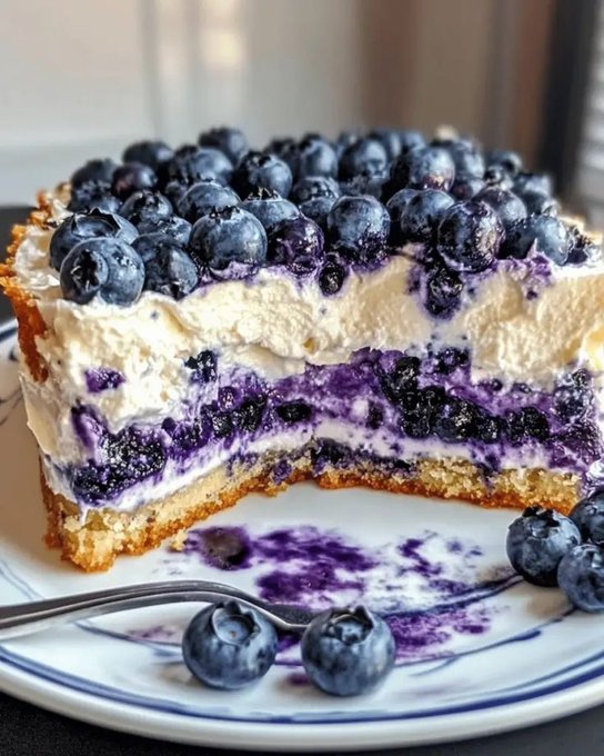 FoodPleaser's tweet photo. Blueberry Cream Cake https://t.co/IDzPs1QiLg