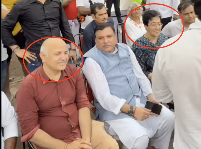 VijayGajeraO's tweet photo. Why are Manish Sisodia and Atishi Marlena smiling? https://t.co/06inYk77qq