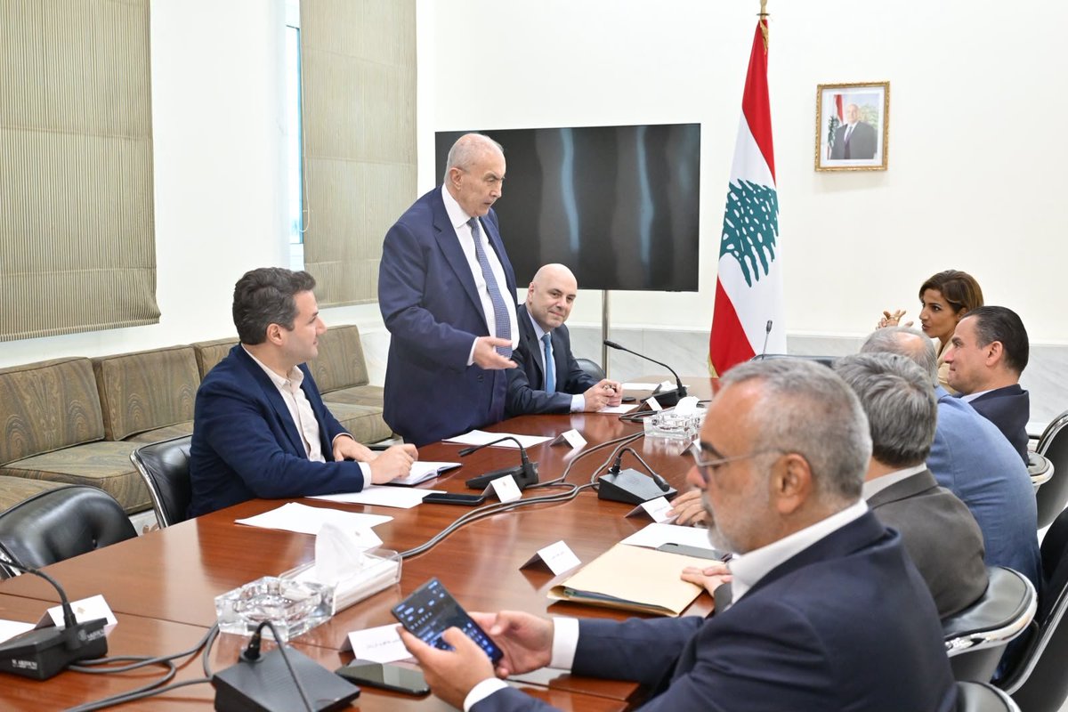 fmakhzoumi's tweet photo. اجتمعنا اليوم مع دولة رئيس مجلس الوزراء الدكتور نواف سلام، بحضور الوزراء والجهات المعنية ونواب بيروت، لمتابعة ملف النفايات والخدمات في العاصمة. أكدنا أن أزمة بيروت أصبحت مسؤولية الدولة اللبنانية، وطالبنا بقرارات تنفيذية عاجلة وجدول زمني واضح لمعالجتها. كما جددت التزام مؤسسة مخزومي بتقديم أنابيب الفيبرغلاس للمصبات البحرية، بما يساهم في تنظيف شاطئ بيروت والحد من التلوث. وعدنا أهل بيروت بالمتابعة حتى تحقيق نتائج ملموسة، وسنبقى على هذا الوعد.