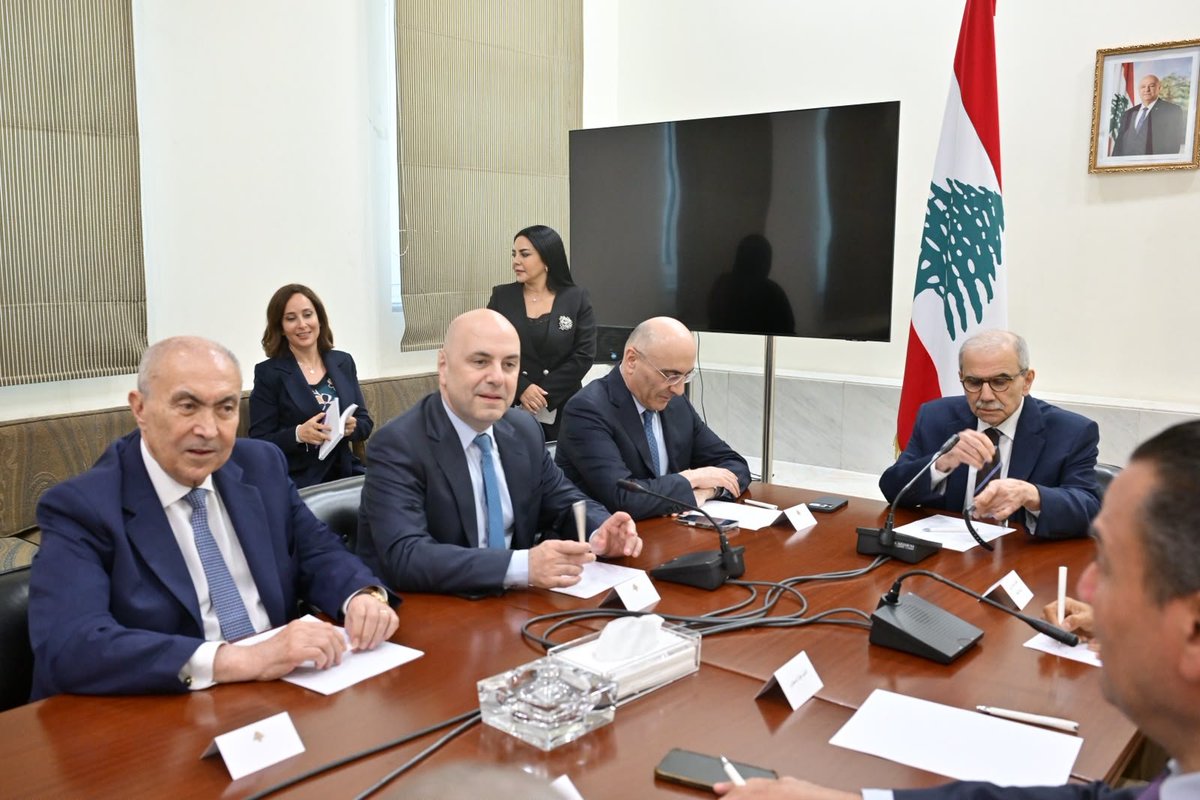 fmakhzoumi's tweet photo. اجتمعنا اليوم مع دولة رئيس مجلس الوزراء الدكتور نواف سلام، بحضور الوزراء والجهات المعنية ونواب بيروت، لمتابعة ملف النفايات والخدمات في العاصمة. أكدنا أن أزمة بيروت أصبحت مسؤولية الدولة اللبنانية، وطالبنا بقرارات تنفيذية عاجلة وجدول زمني واضح لمعالجتها. كما جددت التزام مؤسسة مخزومي بتقديم أنابيب الفيبرغلاس للمصبات البحرية، بما يساهم في تنظيف شاطئ بيروت والحد من التلوث. وعدنا أهل بيروت بالمتابعة حتى تحقيق نتائج ملموسة، وسنبقى على هذا الوعد.