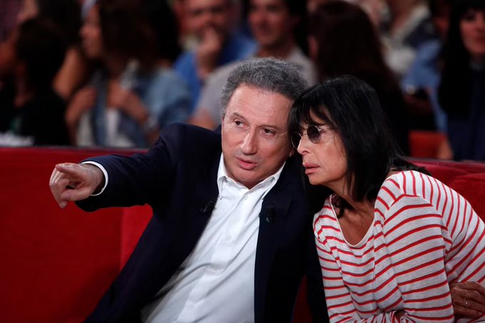 NMalaboeuf's tweet photo. ⚫️ Michel Drucker inconsolable après la mort de sa productrice Françoise Coquet : "Je m’y attendais, oui mais on ne s’attend jamais vraiment à ça. Je n’ai pas encore bien réalisé. Je suis si triste. Je l’ai vu il y a encore 8 jours, elle ne s’alimentait plus depuis une semaine, elle était une ombre. Elle ne parlait plus depuis pratiquement un an - du jour au lendemain, elle a perdu la parole – elle ne pouvait plus envoyer de SMS mais elle était consciente de tout. C’est le tragique de cette maladie. Heureusement, elle est morte chez elle. Elle est partie de la même maladie que Nathalie Baye et Catherine Laborde, la maladie à corps de Lewy, une maladie neurologique gravissime. Je lui rendais visite régulièrement. J’avais sa famille au téléphone, sa fille Vanessa. Françoise avait beau ne plus travailler sur l’émission depuis déjà plusieurs années, pour des raisons affectives, je l’ai gardée au générique" (@ParisMatch) https://t.co/1ekdv1VQfa