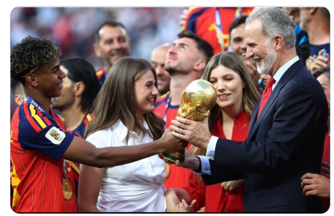 javicaches's tweet photo. Prohibido olvidar al progresismo de países desarrollados llorando que Argentina era el orden establecido, el nuevo Goliat y el villano de la película y que, por eso, había que hinchar por la humilde, diversa y para nada jerárquica España. https://t.co/1Pd20IA1m8