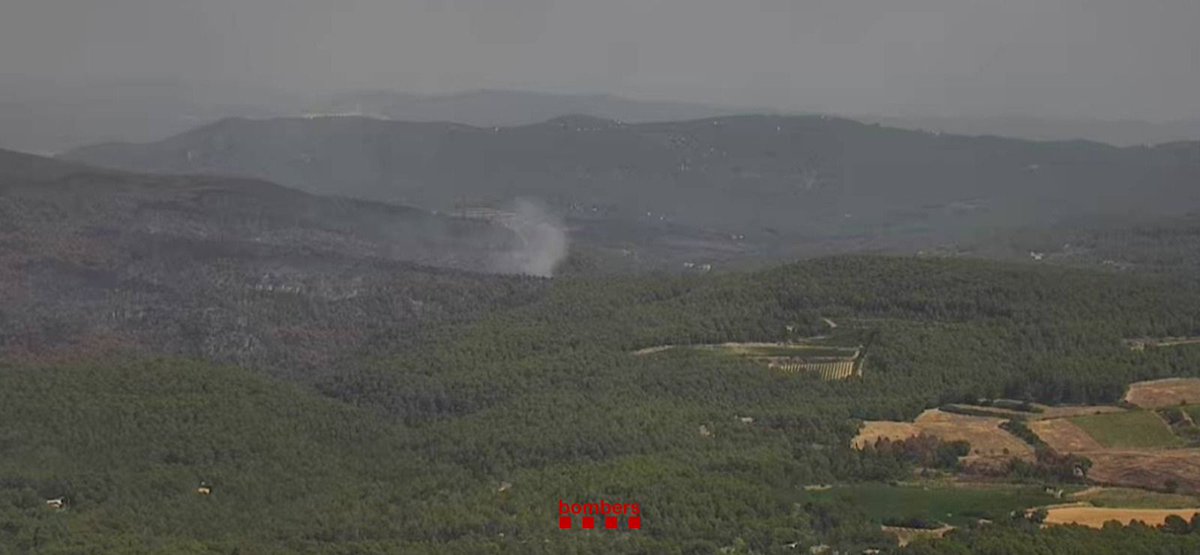 bomberscat's tweet photo. A #IFAiguamúrcia treballem amb 4 dotacions terrestres i un #MAER de #bobmerscat en una represa que hi ha en una zona verda dins del perímetre cremat de l'incendi. https://t.co/KCOjMgbkXl