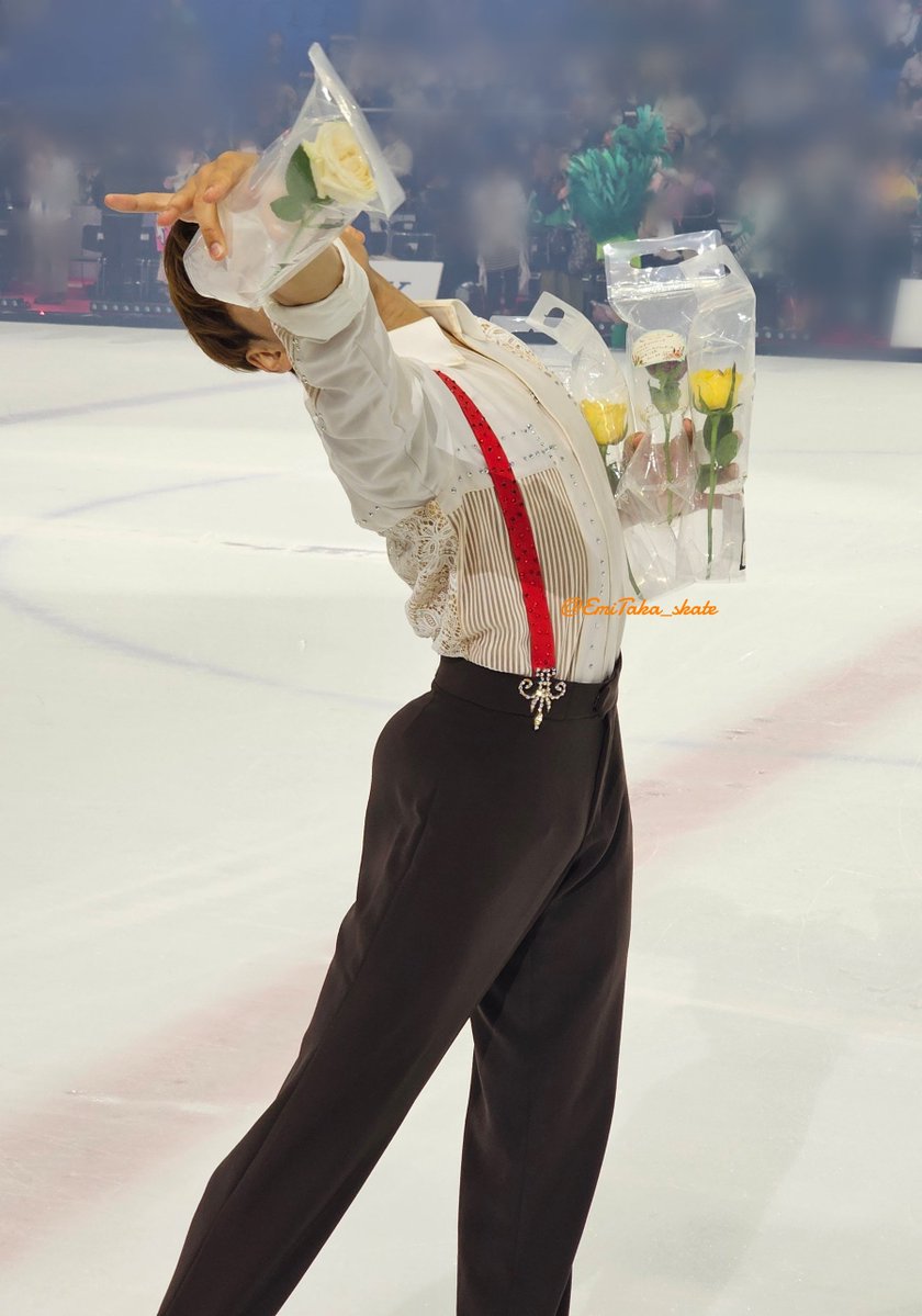 EmiTaka_skate's tweet photo. そして織田くんには何が起こっていたのですか…？😳😳✨️(1枚目バッチリお花が被ってしまってすみません💦お顔バッチリ版も撮らせていただいてます👍✨️)

#PIW横浜
#織田信成 https://t.co/Nvqmjfv9xh