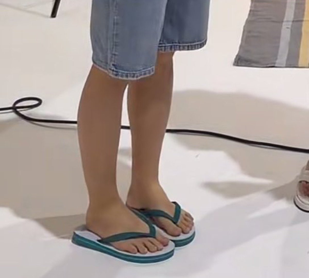 wasbornontenth's tweet photo. ไม่ว่าจะใส่คู่ไหน ชีวิตติดโมเอร้เสมอ https://t.co/fC1nG7HU8T
