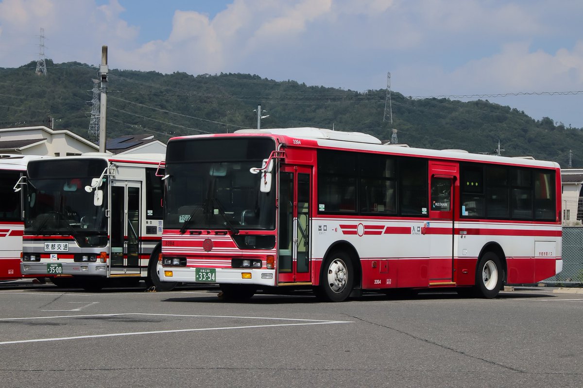 saganoliner's tweet photo. この度はご縁があり、京都京阪バスのMP2台で京阪京都交通の車庫などを巡る貸切会に参加させていただきました。今回のツアーならではの両社のコラボをじっくり満喫させていただきました。主催者様をはじめ関係者の皆様ありがとうございました。

#京都京阪バスのエアロスターで行く千年の都京都・嵯峨野 https://t.co/pdLKNddCOd