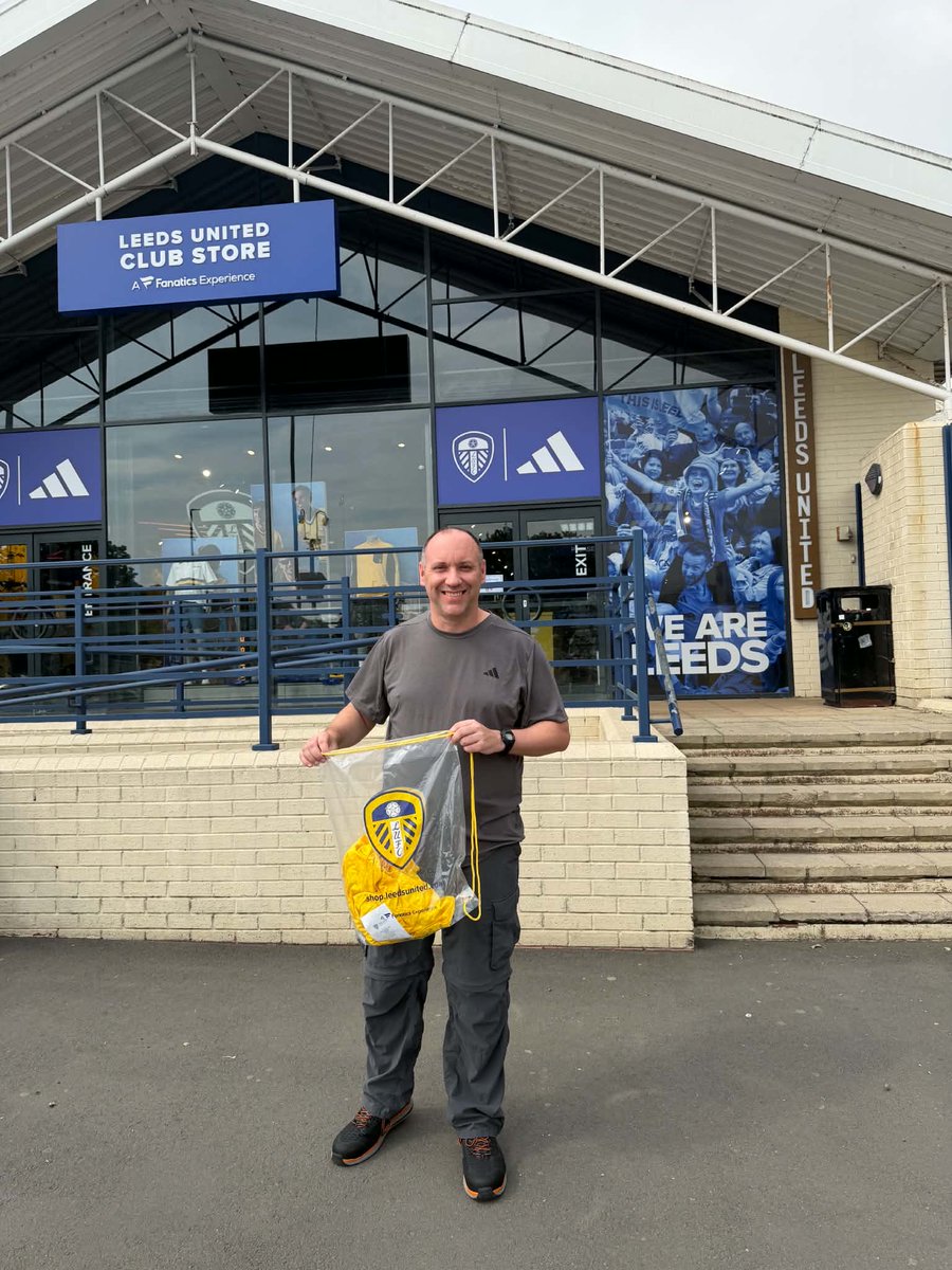 s9651118's tweet photo. @MikeGore2 Me with my new LUFC shirt just a few weeks ago, now safely back in Connecticut. Waiting for the new season to start. https://t.co/u7QlLmF59w