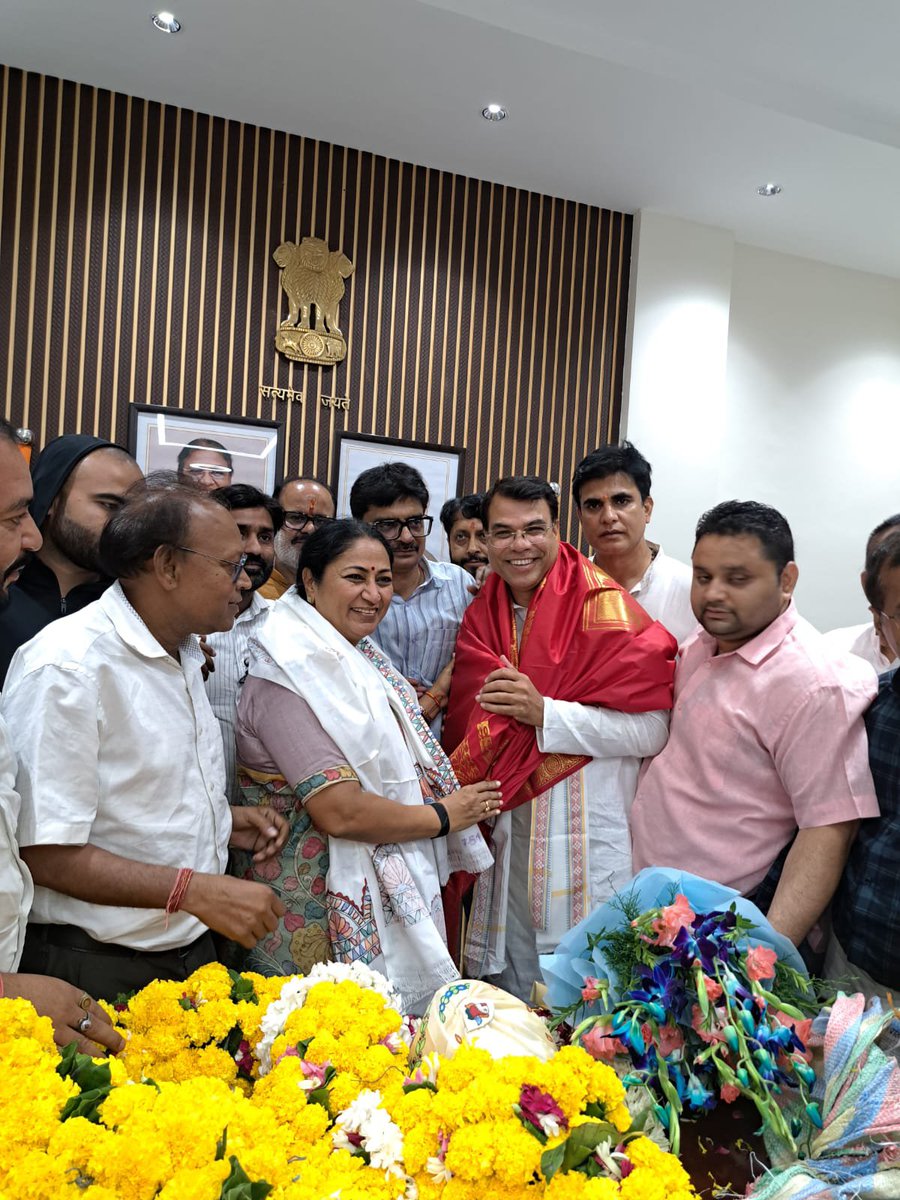 santoshojha's tweet photo. भाजपा दिल्ली के माननीय प्रदेश अध्यक्ष एवं केंद्रीय राज्य मंत्री आदरणीय श्री @hdmalhotra जी तथा पार्टी के शीर्ष नेतृत्व द्वारा पुनः प्रदेश अध्यक्ष, पूर्वांचल मोर्चा, भाजपा दिल्ली का दायित्व दिए जाने पर दिल्ली की यशस्वी एवं जनप्रिय मुख्यमंत्री आदरणीय बहन श्रीमती @gupta_rekha जी से आत्मीय एवं स्नेहिल भेंट कर उनका हृदय से आभार एवं कृतज्ञता व्यक्त करने का सौभाग्य प्राप्त हुआ।

इस अवसर पर उनका स्नेह, मार्गदर्शन एवं आशीर्वाद प्राप्त हुआ, जिसने जनसेवा, संगठन और पूर्वांचल समाज के प्रति मेरे दायित्वबोध एवं समर्पण को और अधिक दृढ़ किया।

मैं पार्टी नेतृत्व के इस विश्वास पर पूर्ण निष्ठा, समर्पण एवं कर्मठता के साथ खरा उतरने का सतत प्रयास करता रहूँगा।

@BJP4India @BJP4Delhi 
@NitinNabin @PavanRanaRSS 
@visshnumittal @yogitasinghbjp