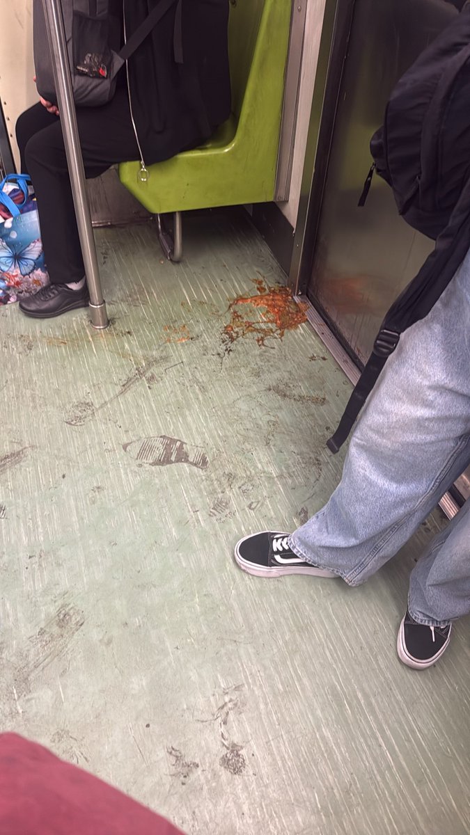 Cansecoo_'s tweet photo. @MetroCDMX  en la unidad M0509 viene toda vomitada y pegajosa en la línea 3 dirección universidad https://t.co/G75Zu6zchQ