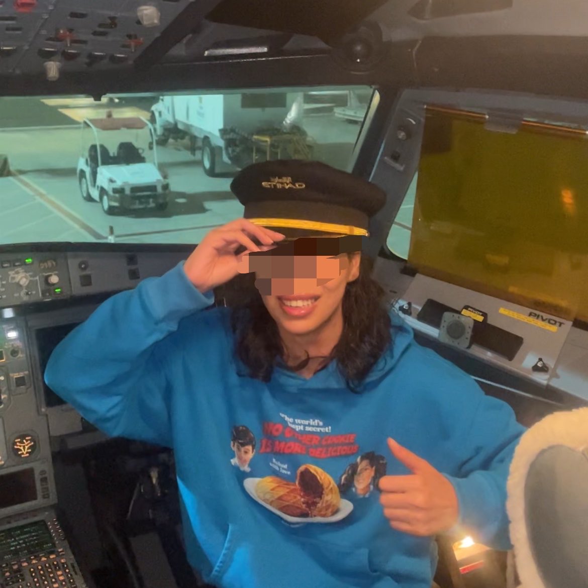 7QXQN's tweet photo. Clear for takeoff 👩🏻‍✈️ https://t.co/uq9BKL6DrY