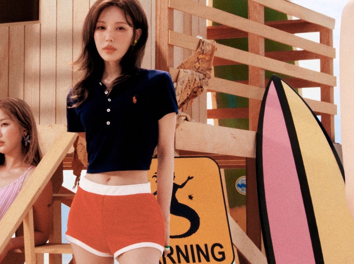 carisntyours's tweet photo. wendy is the siren leader/k!ller, isn't she?

when the others are looking directly to the camera, she is not. and you can barely can see the warning poster
BUT when she is looking at the camera, the other members are not! and now she is behind that poster https://t.co/8PWPNbcGHN