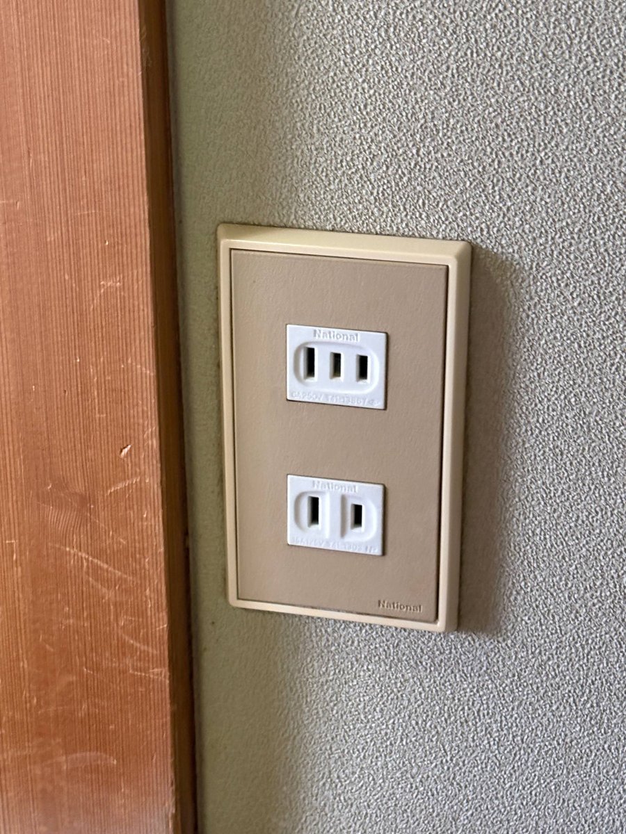 Big_5G's tweet photo. 直江津で泊まったホテルに見たことないコンセントがあったから調べてみたら6A250V3極とかいう特殊なコンセントだった。何の機器で使うんだろ… https://t.co/26QVioyP4p