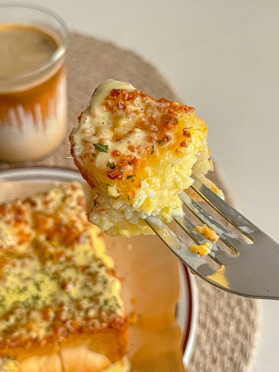 DehimerKate316's tweet photo. [Homemade garlic butter toast topped with melted cheddar u0026 fresh parsley—5-minute comfort food win ]， https://t.co/Um6FxTwwfw