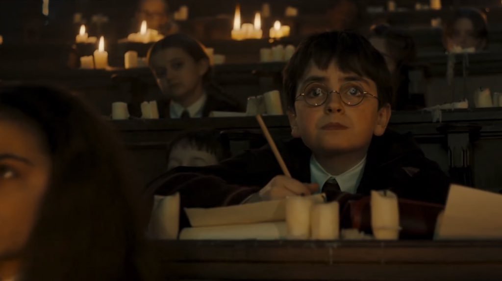 cacocardassi's tweet photo. MAGIA ALÉM DE FLASHS LUMINOSOS! 

O físico e professor Brian Cox,  fez uma palestra para a produção da série Harry Potter onde falou sobre fenômenos naturais que parecem magia, como magnetismo, aurora boreal... Isso porque a série está buscando esse naturalismo, que os feitiços não sejam somente flashs luminosos sem contexto. 

Eu adorei isso, porque a Magia é realmente algo natural, os bruxos já nascem sendo bruxos, é parte da natureza, e existir uma ciência e estudos por trás de tudo, faz muito sentido, já que existem escolas de magia para que os alunos aprendam conceitos, teorias, práticas... Isso me deixou mais ansioso ainda!
