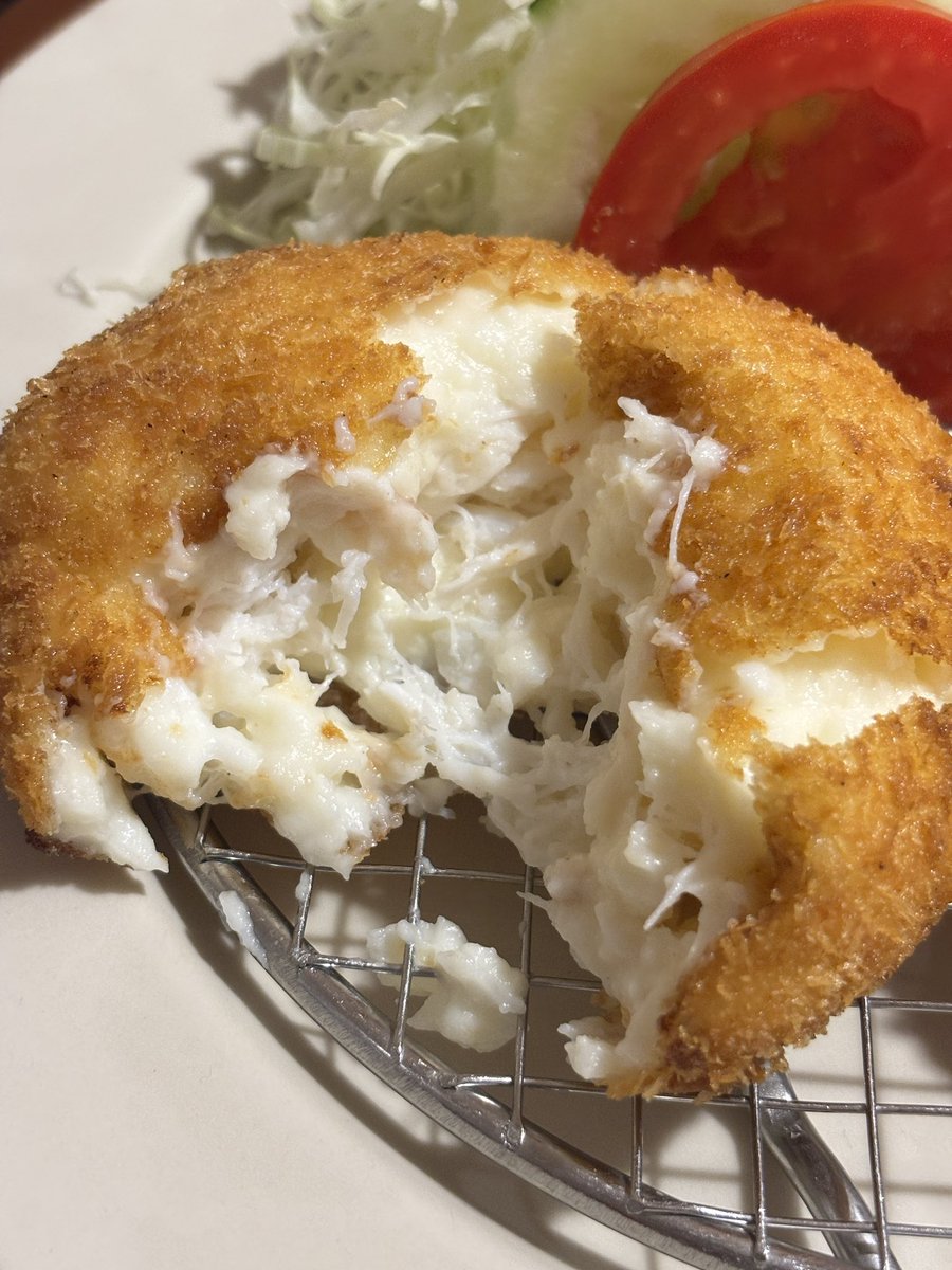 viewwrs's tweet photo. เจอร้านลับย่านพร้อมพงษ์ Kitchen Niigata เหนครีมโคโรเกะปูของทางร้านผ่านคลิปtt จนได้มาลองเอง ไส้นัวเนื้อปูแน่นๆอร่อยมากกก แฮมเบิร์กก็ดี ราดชีสอย่างล้น กินกับข้าวแล้วดีงามเลย เหมาะเปนร้านพาแฟนมาดินเนอร์มาจ้า🦀🍛
📍ซอยสุขุมวิท 39 https://t.co/GG89COnXm7